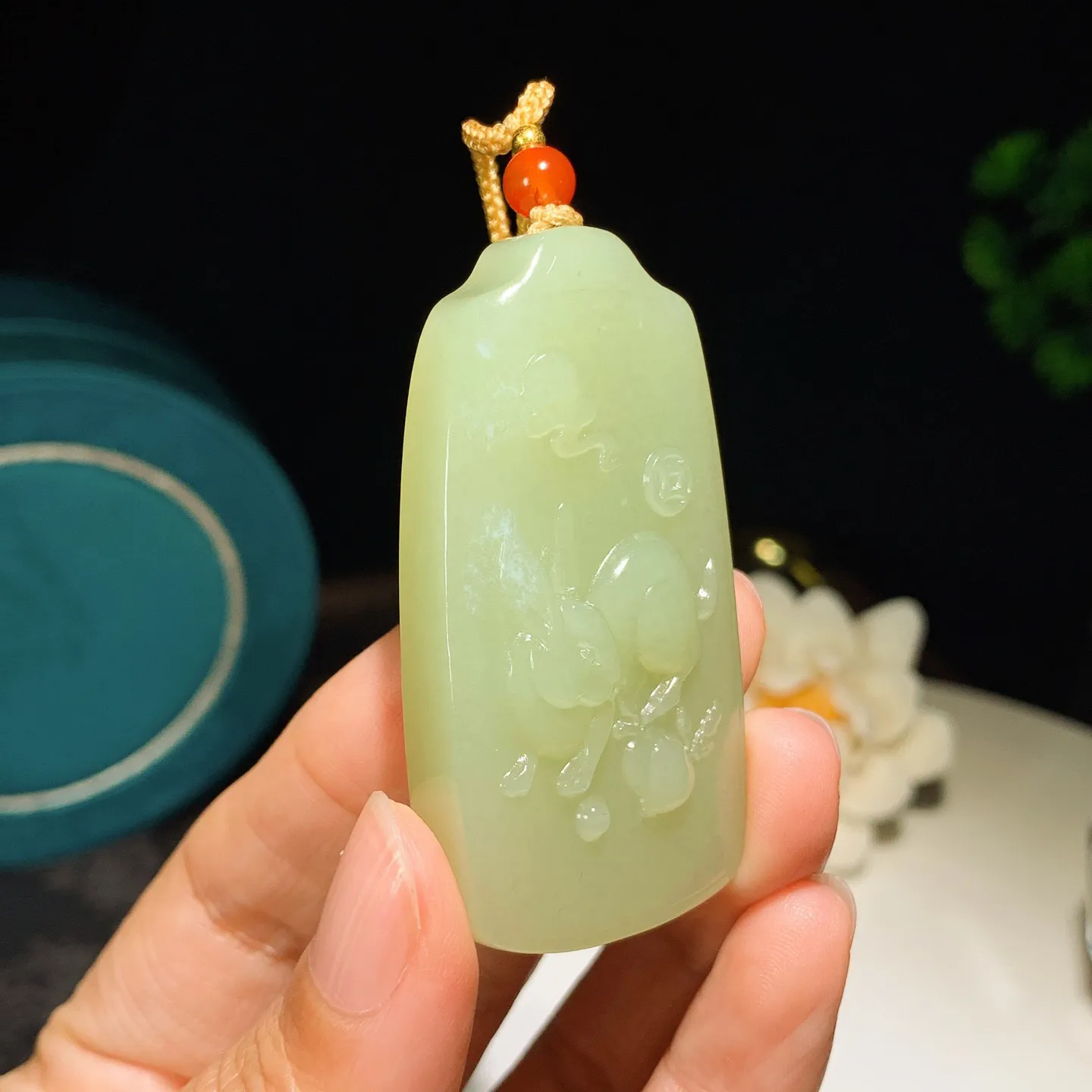 新疆若羌黄口料前途无量兔子挂件。尺寸57/29/12重42.8克 玉质细腻油润 底色纯净 脂粉好，品质好。lt251227