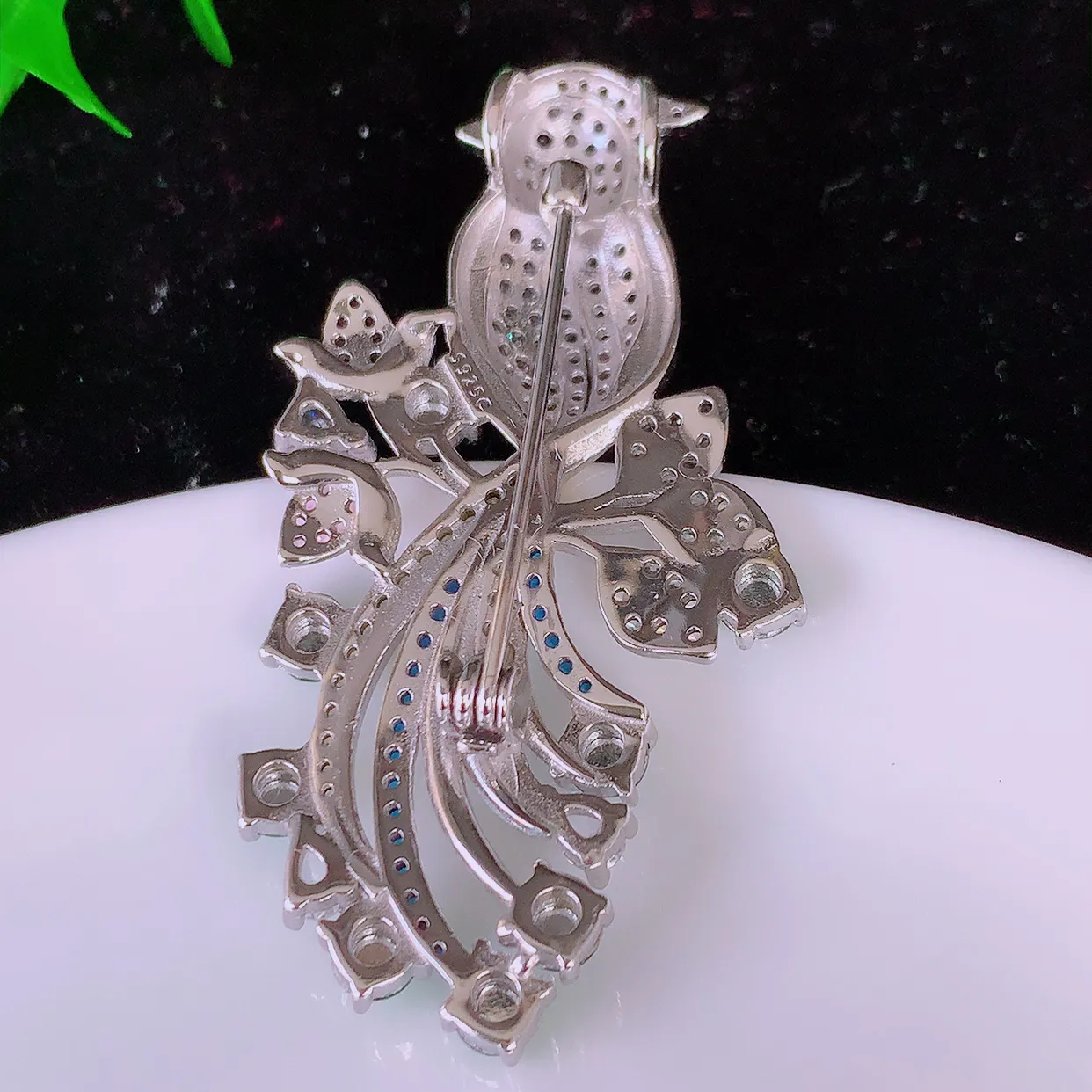 冰透满绿翡翠925银镶嵌胸针，自然光实拍，翠色灵动，颜色漂亮，种老水足，品相佳，佩戴佳品！#97.28整体50*27*8.5裸石3.8*3.8