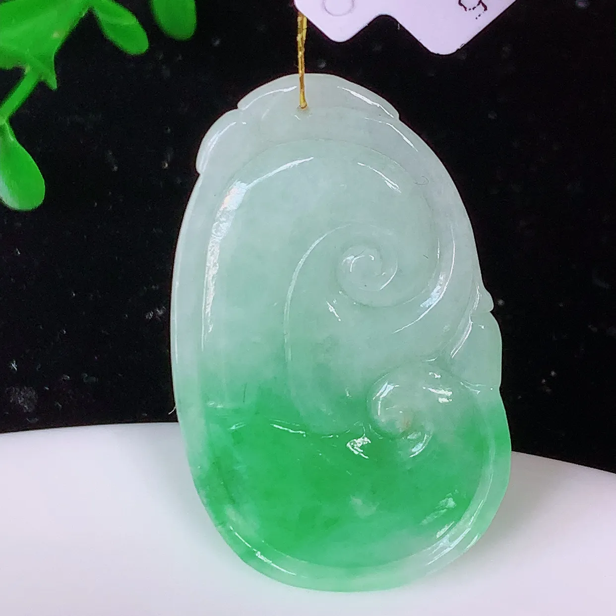 自然光实拍，冰润飘绿如意翡翠吊坠，翠色灵动，佩戴效果时尚出众，尽显气质，玉质细腻，美感十足。#35.28