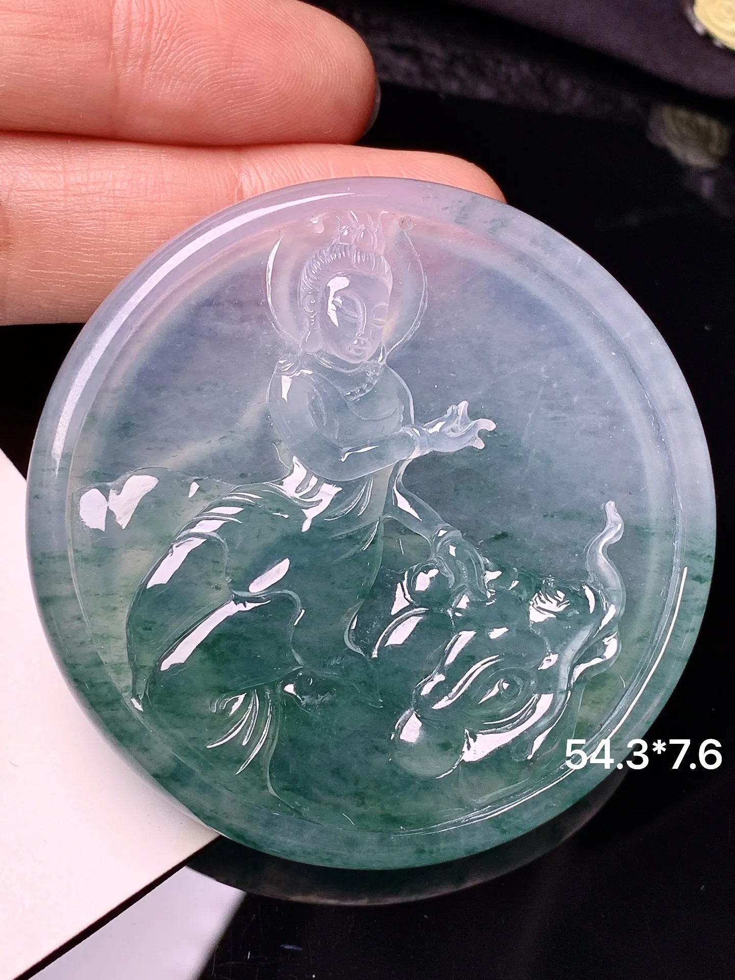 飘绿观音菩萨吊坠 玉质细腻 色泽清新艳丽 整体尺寸54.3*7.6