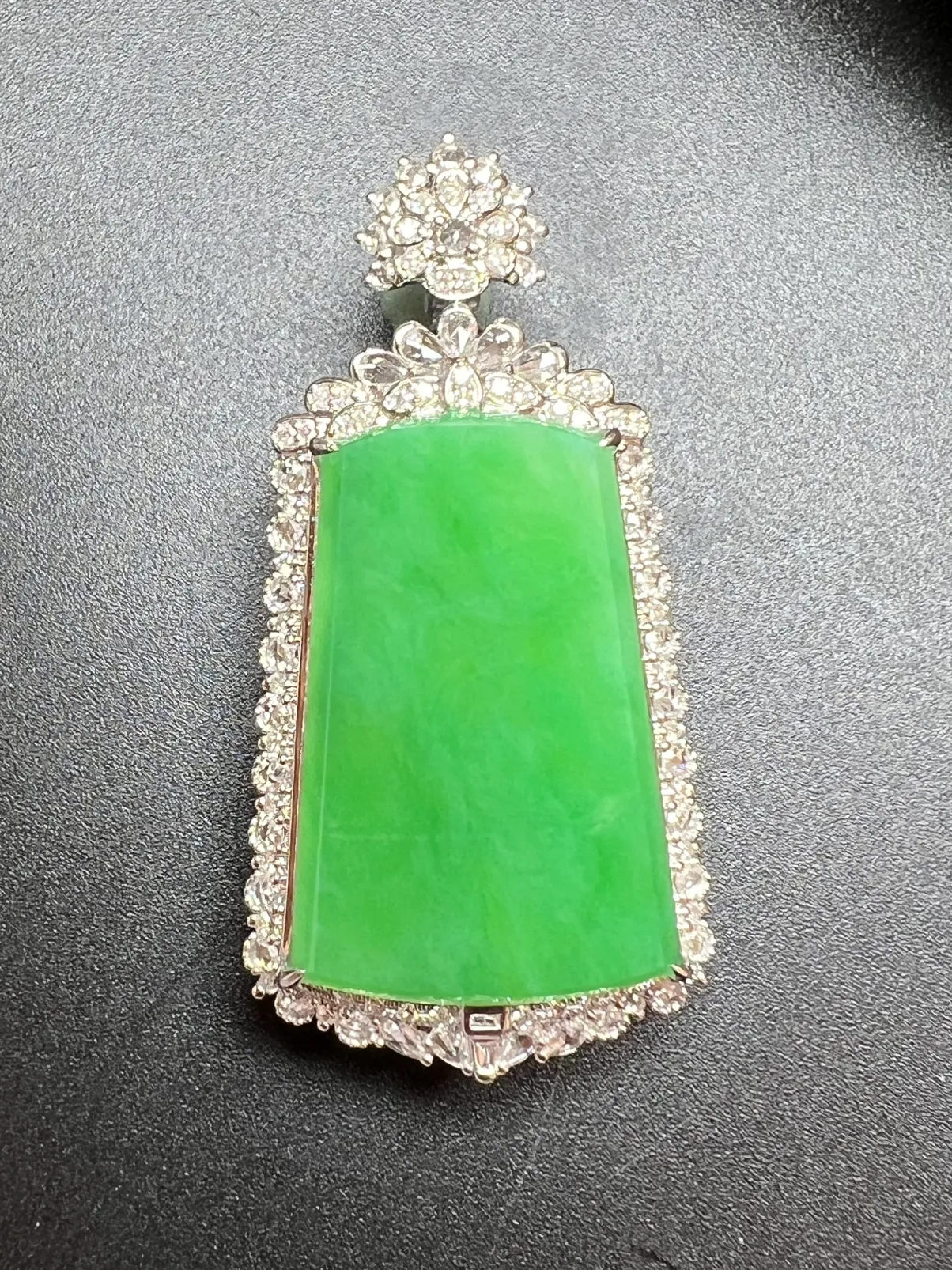 满绿无事牌整体尺寸48.9*24.3*12.1 裸石尺寸29.5*19.3*2.2