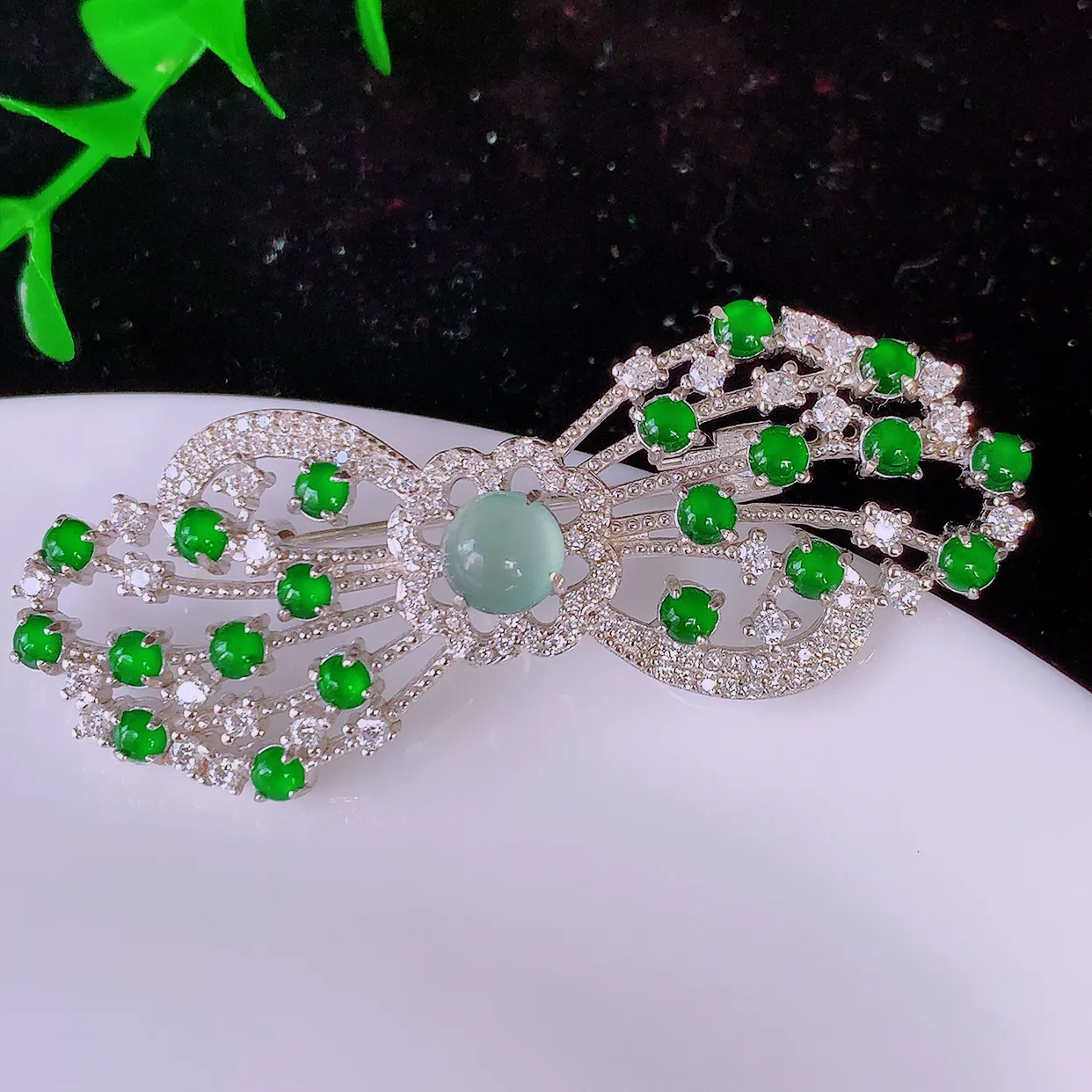 冰透满绿翡翠925银镶嵌胸针，自然光实拍，翠色灵动，颜色漂亮，种老水足，品相佳，佩戴佳品！#97.2