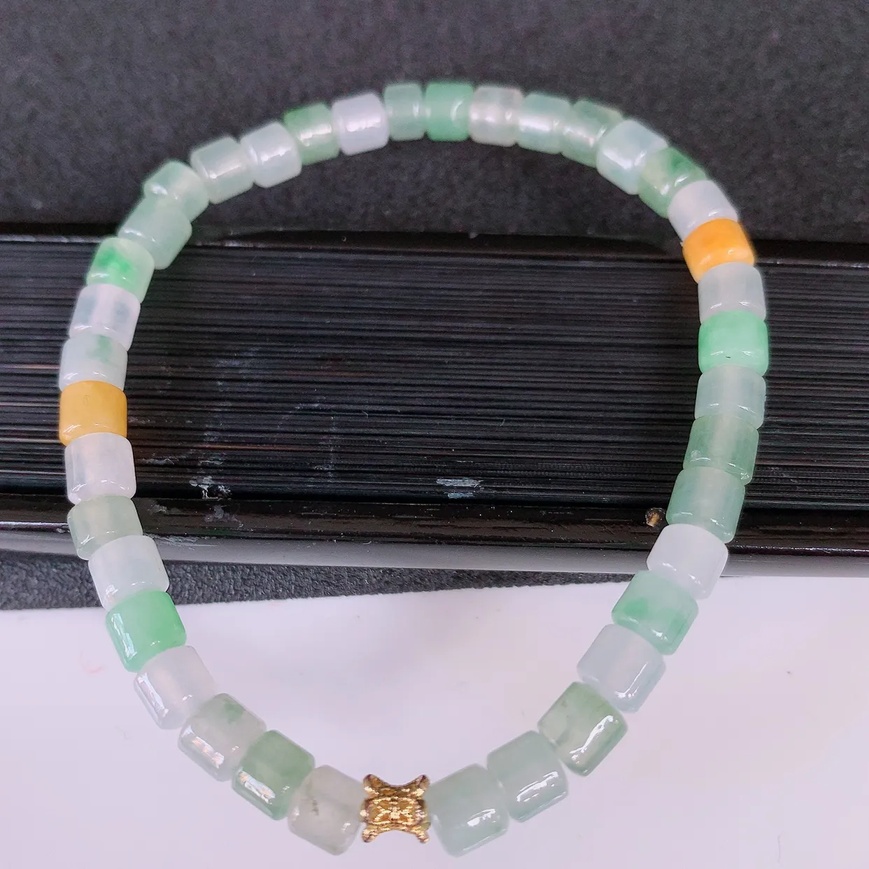 自然光实拍，冰种多宝翡翠路路通手链，多彩翡翠手串，颜色丰富，料子细腻，高档大气，自戴送礼佳品！#46.28取一尺寸5