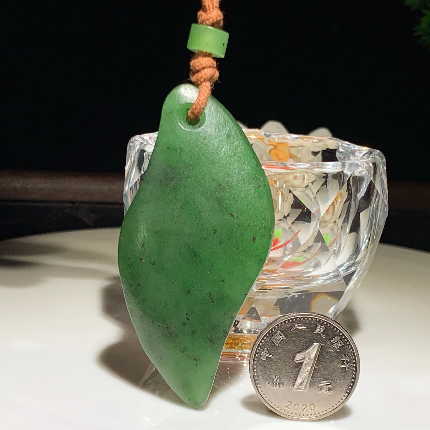 和田玉阳绿绿红皮料俄罗斯碧玉平安无事随型挂件。尺寸66/31/13重40克，玉质细腻油润 底色纯净 脂粉好，品质好！lt251227