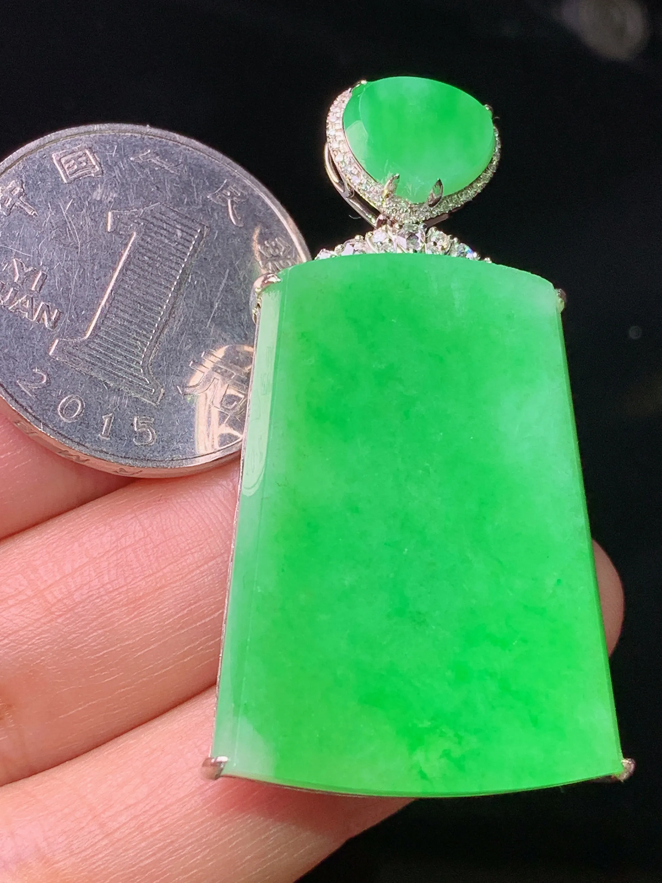 18k金钻镶嵌翠绿无事牌吊坠 玉质细腻 色泽清新艳丽 整体尺寸46.5*23*9.5