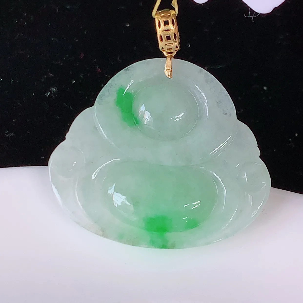 18k金镶嵌冰润飘绿佛公翡翠吊坠，款式新颖时尚，日常百搭的款。清秀高雅，佩戴优雅高贵！#35.28