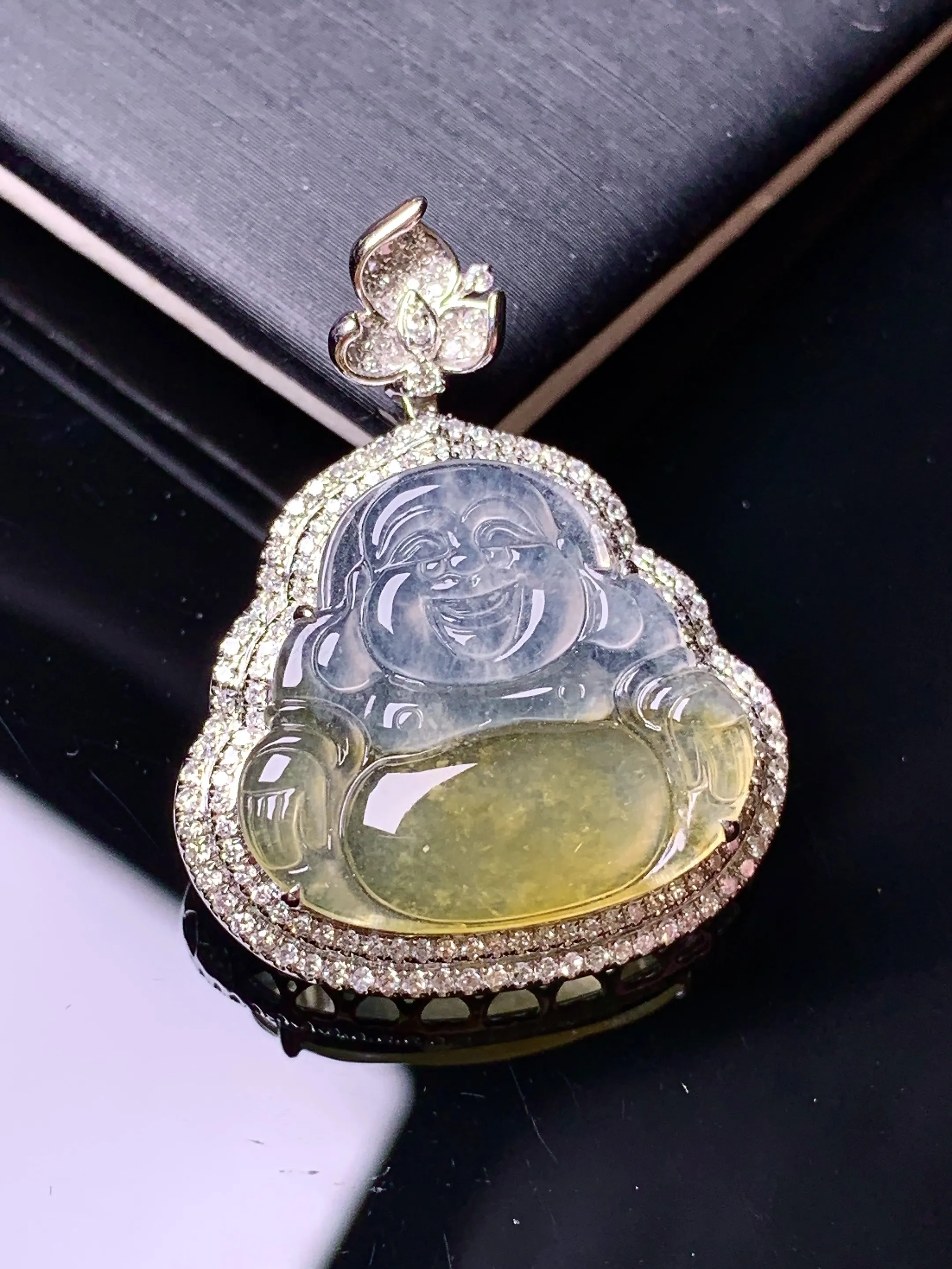 18k金钻镶嵌冰种飘黄翡佛公吊坠 玉质细腻 色泽清新艳丽 整体尺寸31*24*7