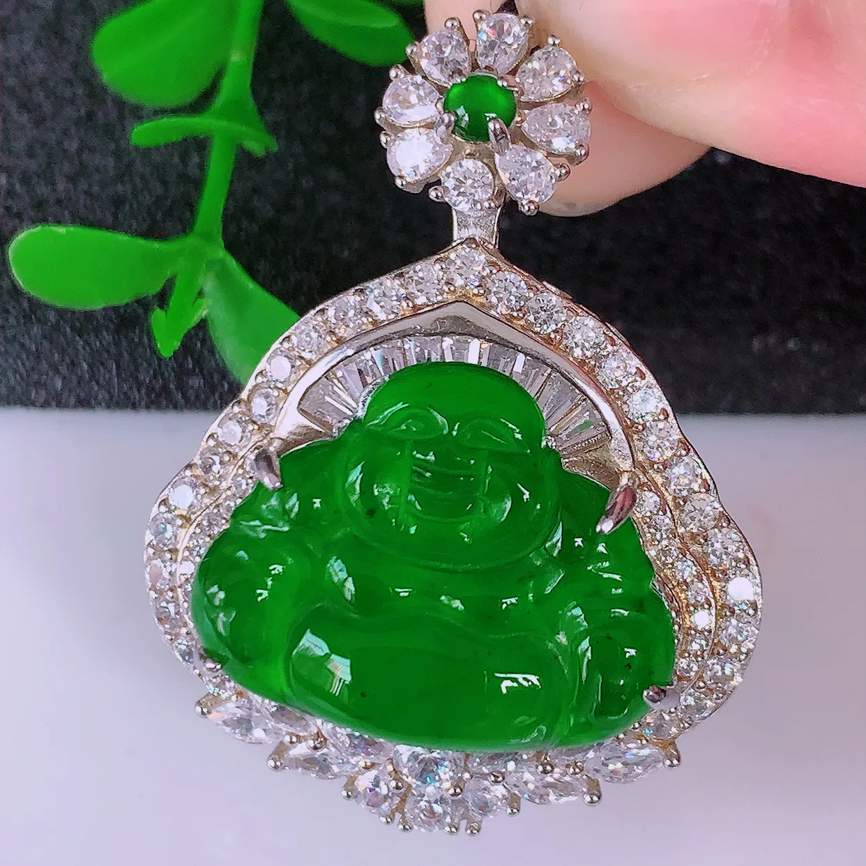 冰透满绿翡翠925银镶嵌佛公吊坠，自然光实拍，翠色灵动，颜色漂亮，种老水足，品相佳，佩戴佳品！#97.28整体34.2*26.5*13裸石20*15.5