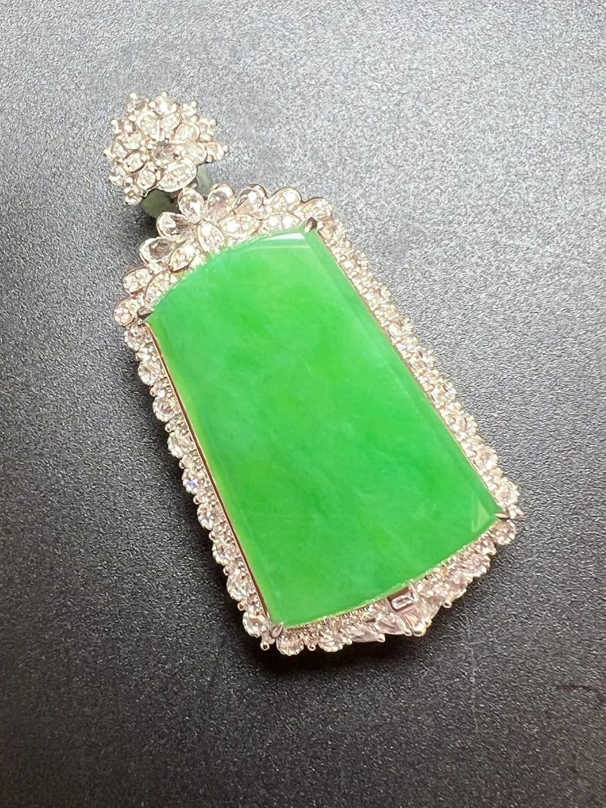 满绿无事牌整体尺寸48.9*24.3*12.1 裸石尺寸29.5*19.3*2.2