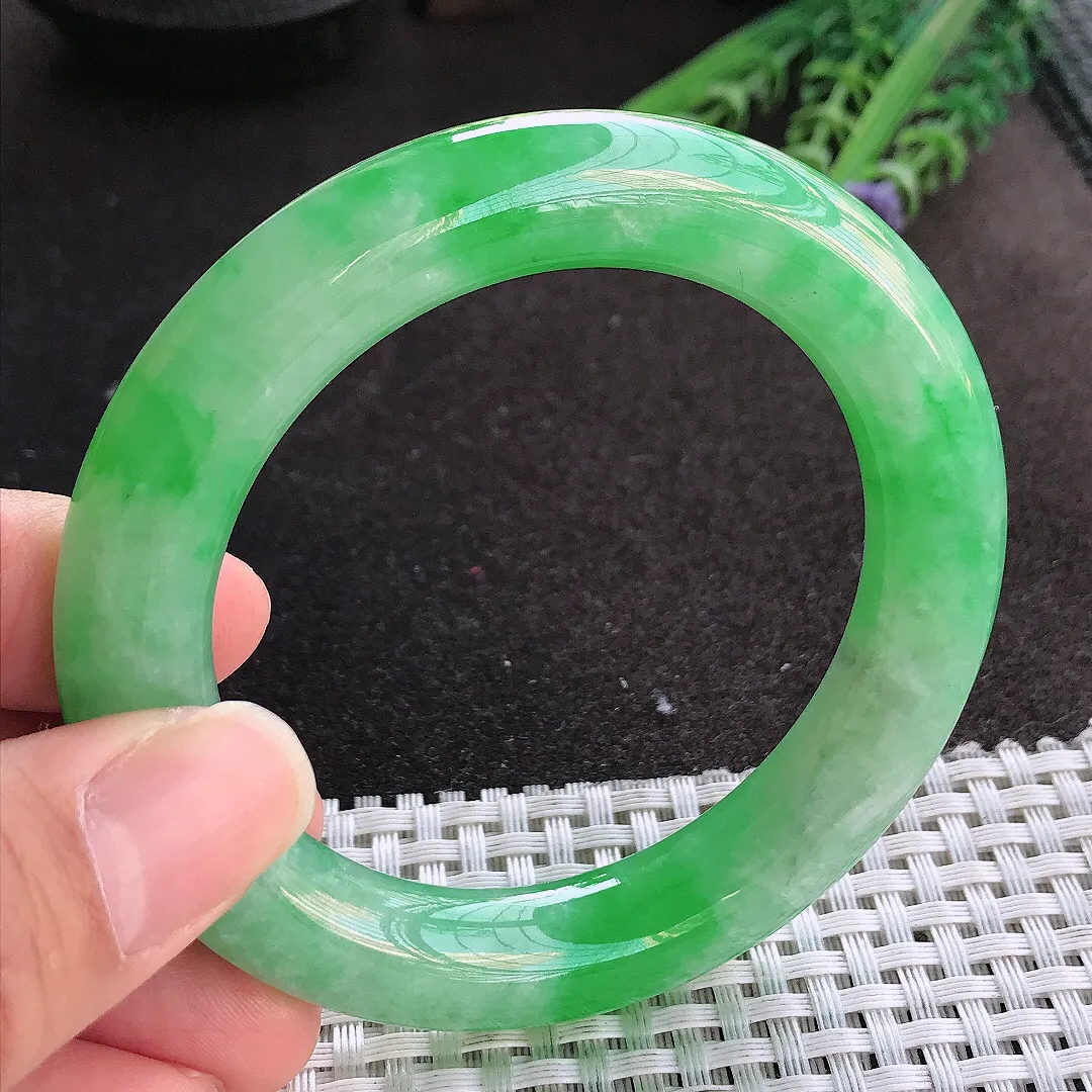 实拍A货翡翠55/11.5老坑精美满绿辣阳绿圆条手镯玉镯手环