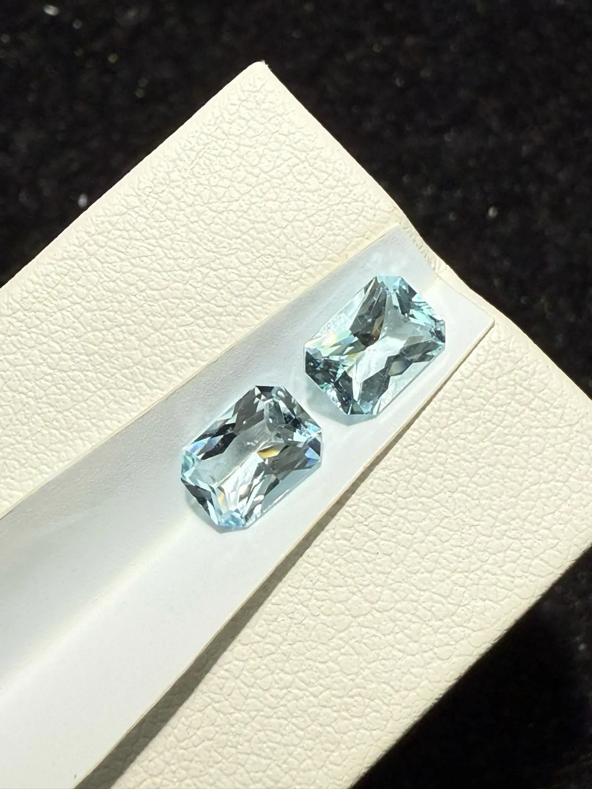 1.68克拉天然雷迪恩切海蓝宝戒面裸石，耳钉料，颜色超美，火彩超好，尺寸：7*5.1*3.6mm