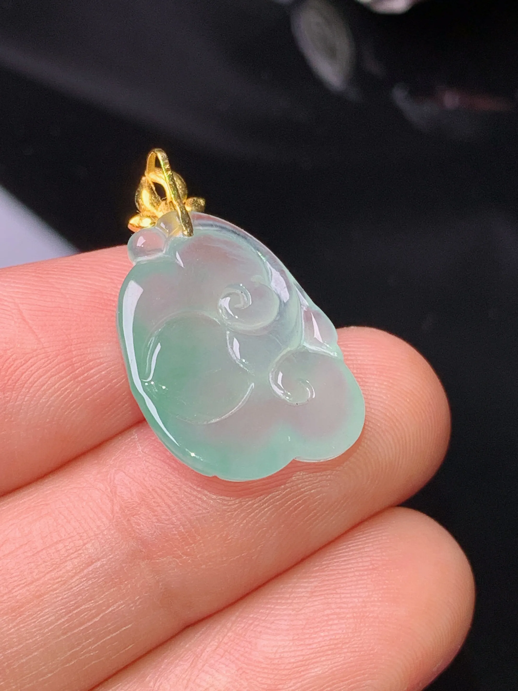 18k金镶嵌飘绿如意吊坠 玉质细腻 色泽清新艳丽 整体尺寸24.6*15*4.5