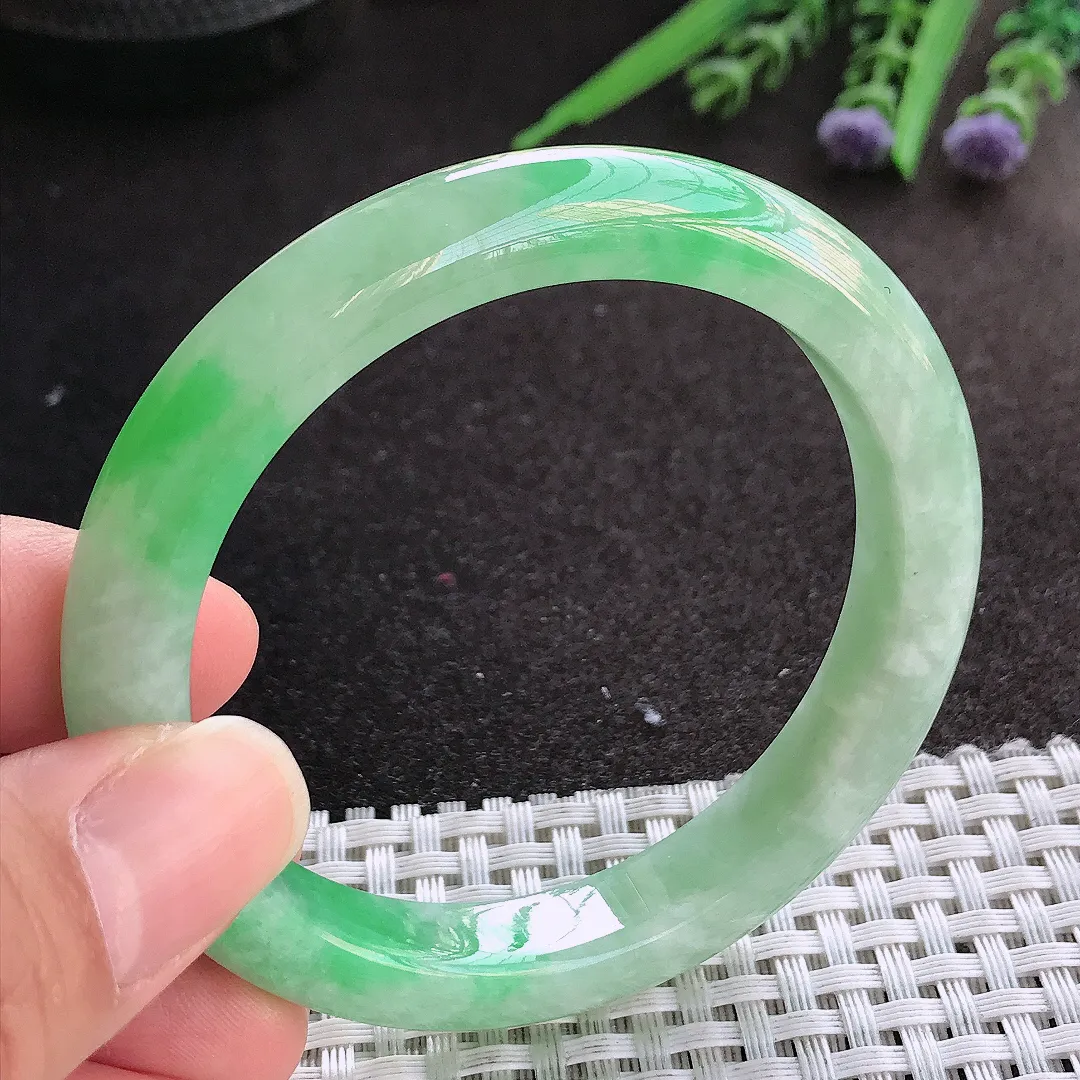 实拍A货翡翠54.8/10.3/8.3老坑精美满绿飘阳绿手镯宽边玉镯手环