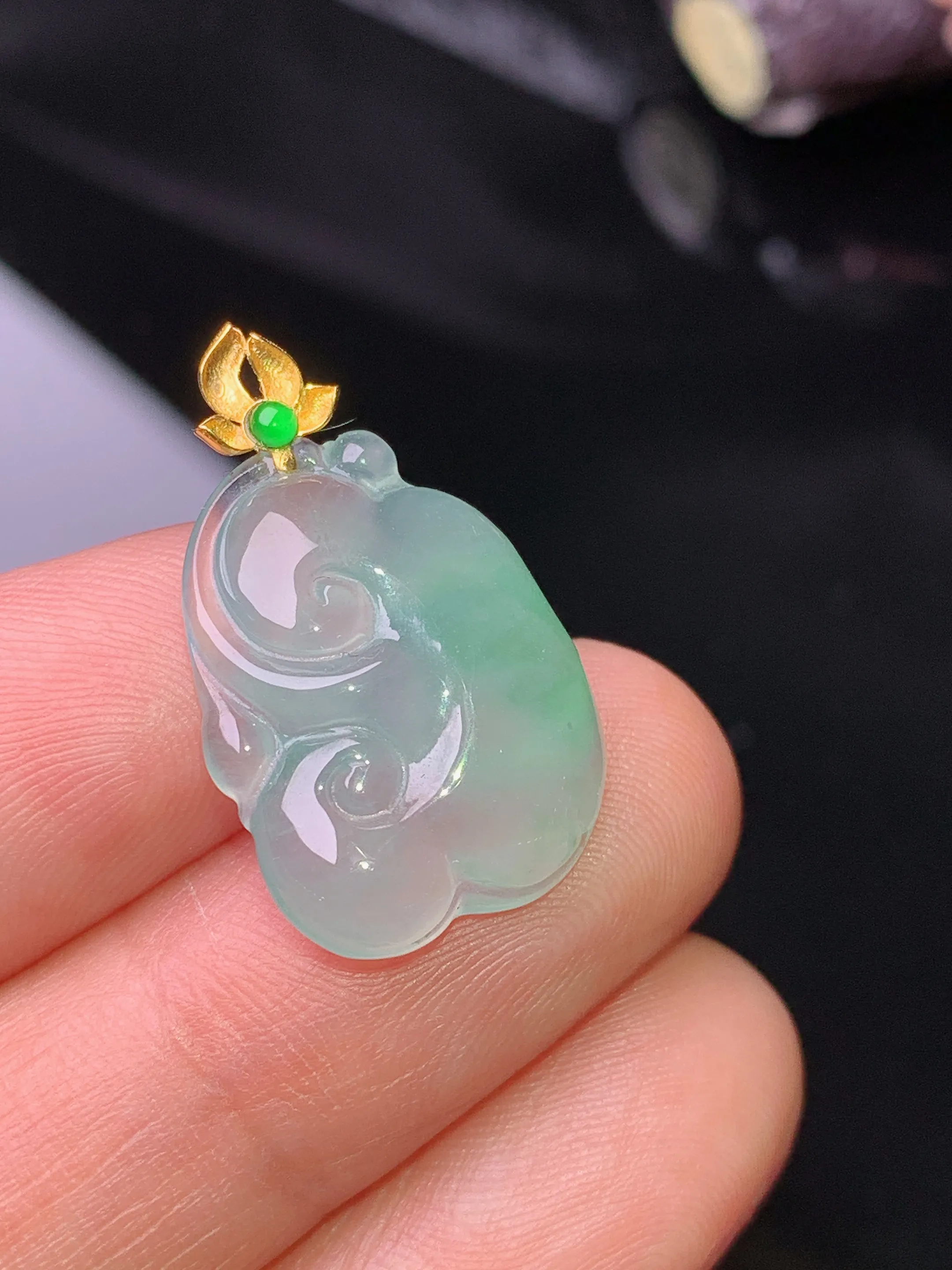 18k金镶嵌飘绿如意吊坠 玉质细腻 色泽清新艳丽 整体尺寸24.6*15*4.5