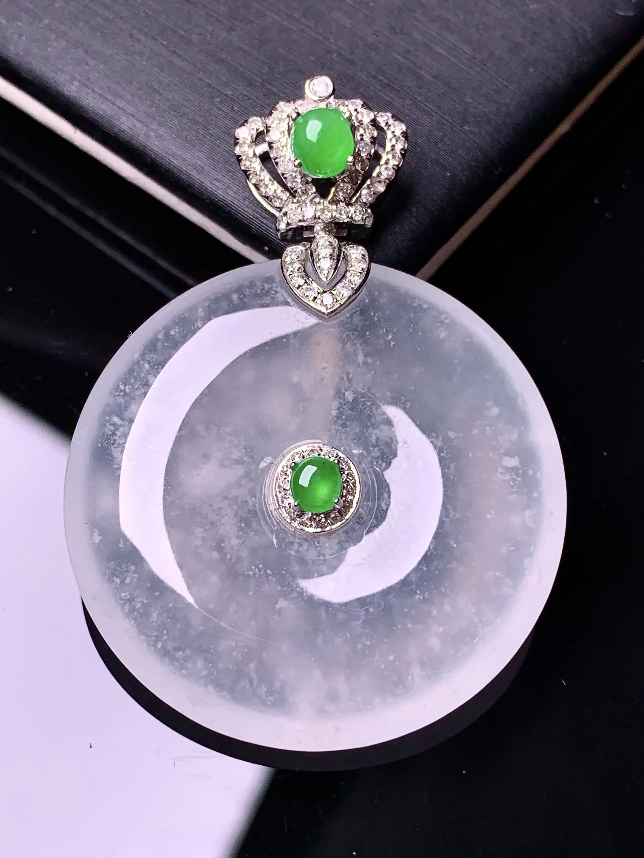 18k金钻镶嵌冰种平安扣吊坠 玉质细腻 色泽清新艳丽 整体尺寸41*30.3*6.3