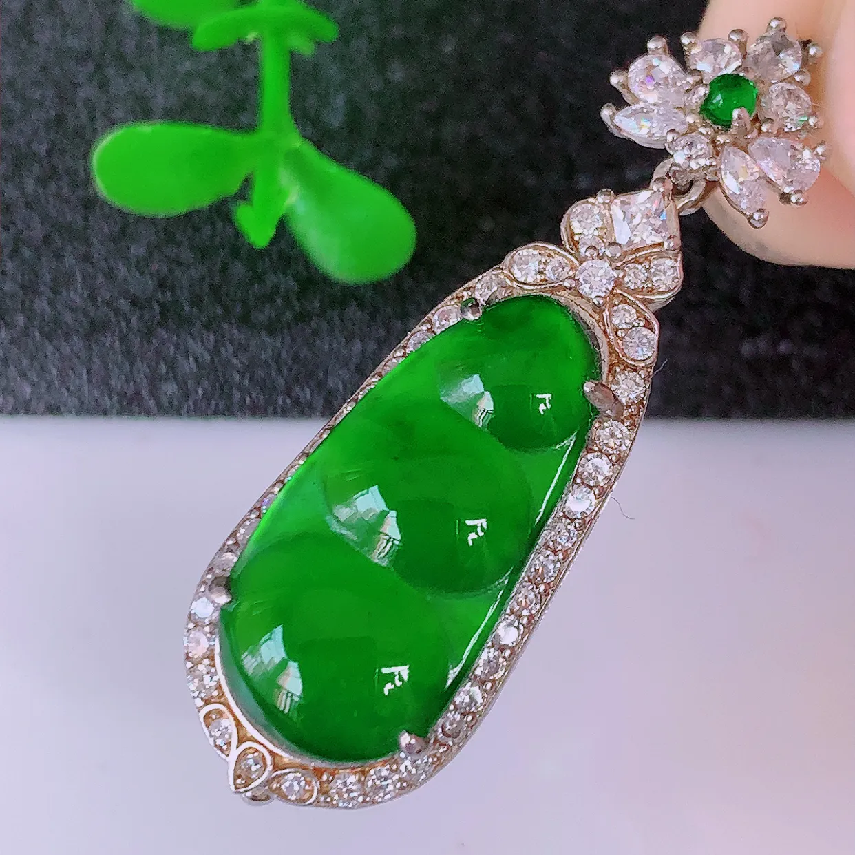 冰透满绿翡翠925银镶嵌四季豆吊坠，自然光实拍，翠色灵动，颜色漂亮，种老水足，品相佳，佩戴佳品！#97.28整体36*12*7.5裸石19.5*9.5