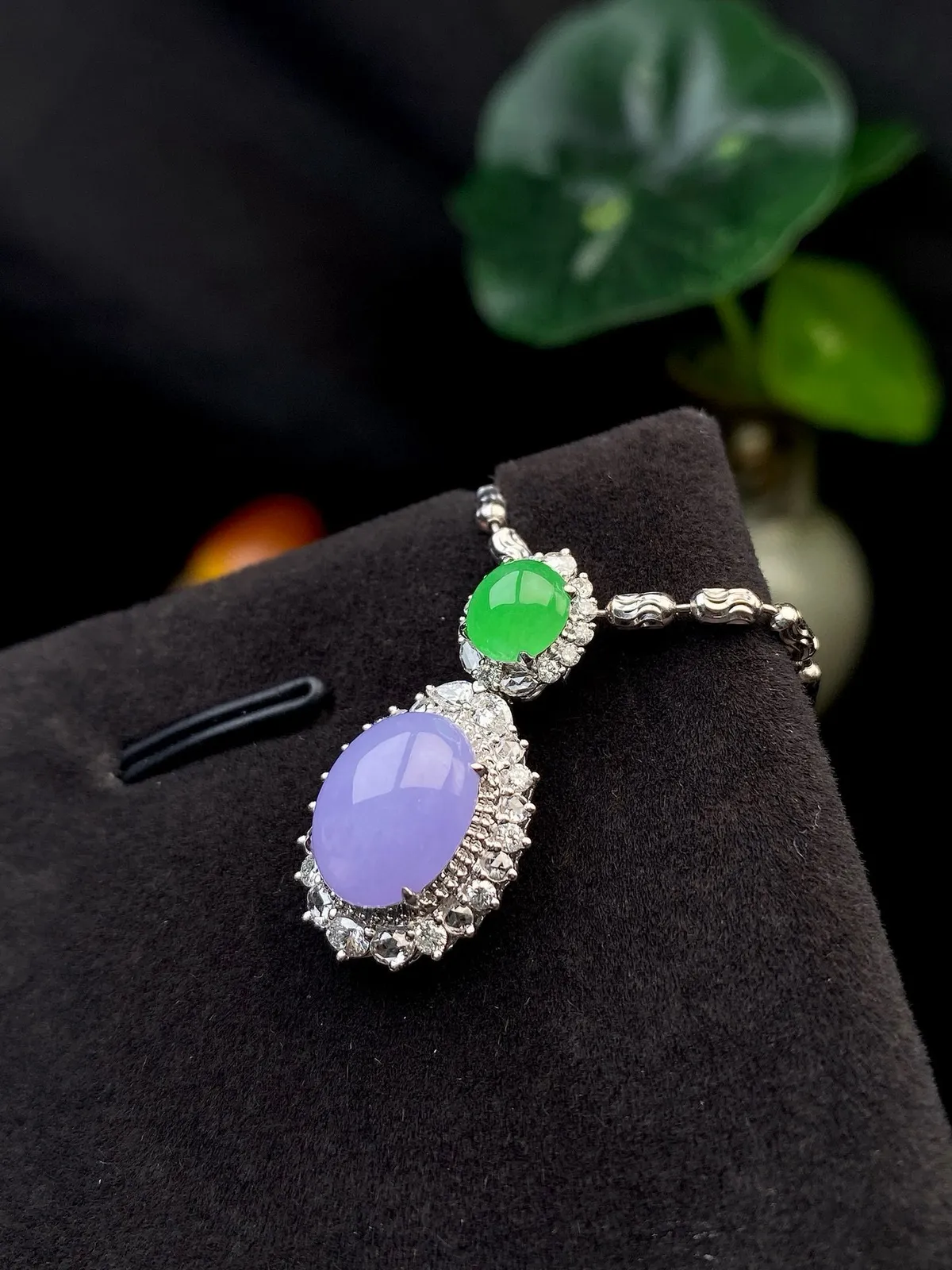 【冰种紫蛋面吊坠】质地细腻，饱满度很好，晶莹剔透，18k金钻镶嵌，裸石尺寸10.6*8.4*5毫米