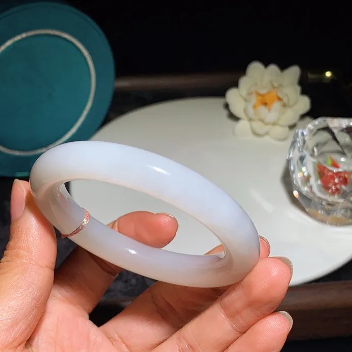 53圈口 和田玉白玉羊脂白圆条手镯。53圈口条宽11厚11玉质细腻油润。手推出油。佩戴高端典雅。lt251226