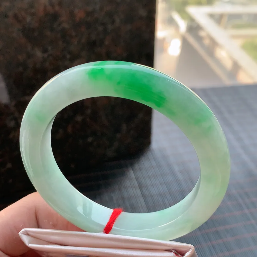 正圈冰糯阳绿 无瑕 尺寸:63.1/12.4/10.4 大圈口