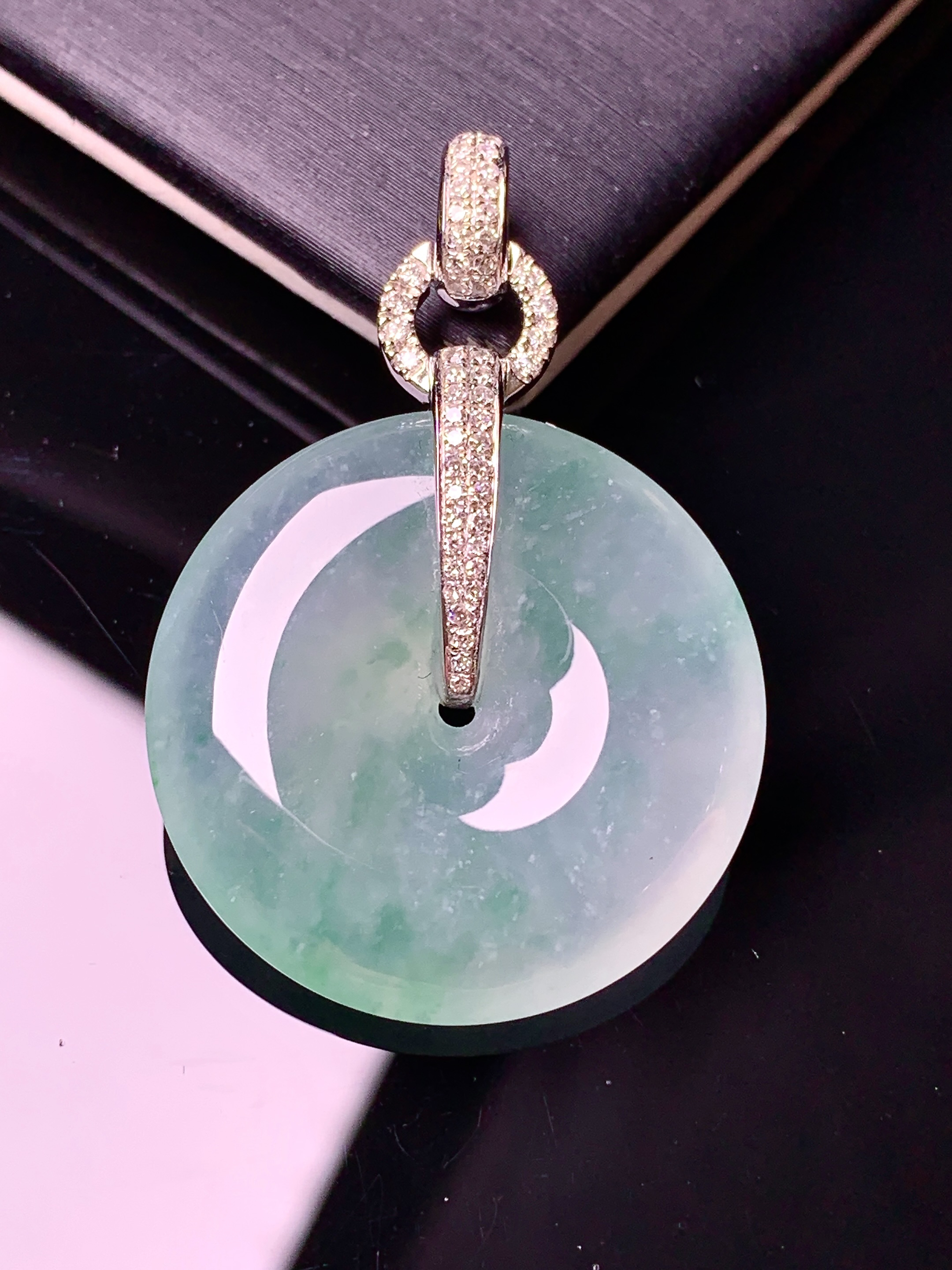 18k金钻镶嵌冰种飘绿平安扣吊坠 玉质细腻 色泽清新艳丽 整体尺寸37.8*25.5*6