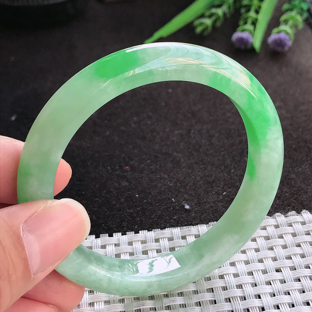 实拍A货翡翠54.8/10.3/8.3老坑精美满绿飘阳绿手镯宽边玉镯手环