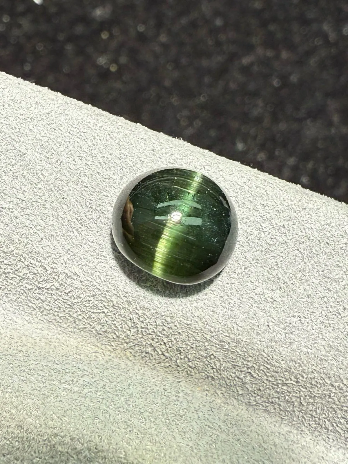 2.575克拉绿碧玺猫眼裸石 猫眼效应犀利 晶体好[强][强] 水头十足 俏色系列可遇不可求 大约规格：8.4*7.5*5mm