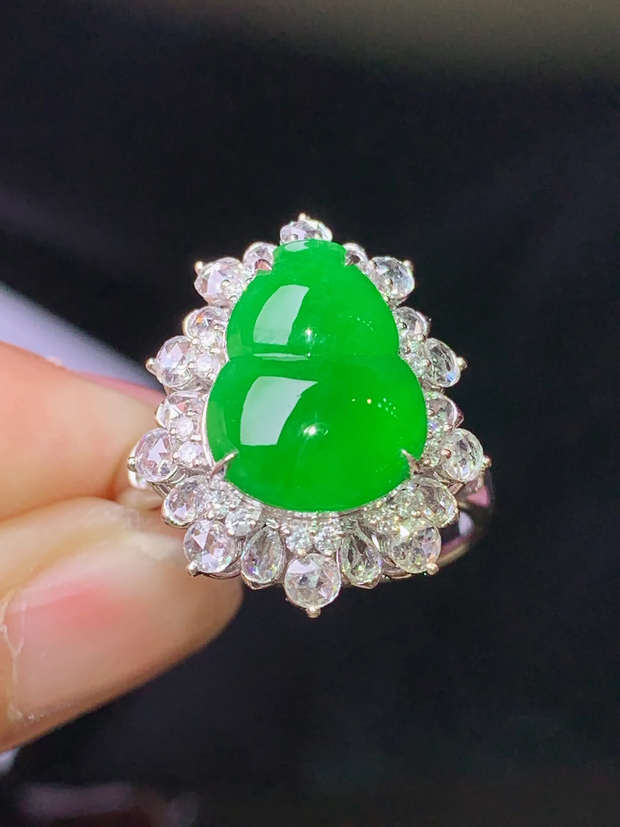 18k金钻镶嵌满绿葫芦戒指吊坠两用款 玉质细腻 色泽清新艳丽 圈口14.5 整体尺寸26*16.5*