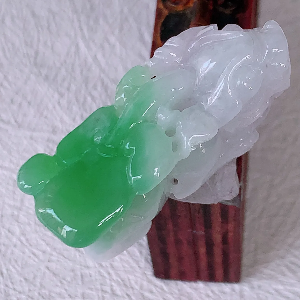 自然光实拍，冰润飘绿招财貔貅翡翠吊坠，民间有“一摸貔貅运程旺盛，再摸貔貅财运滚滚，三摸貔貅平步青云 ”的美好祝愿。#81.28