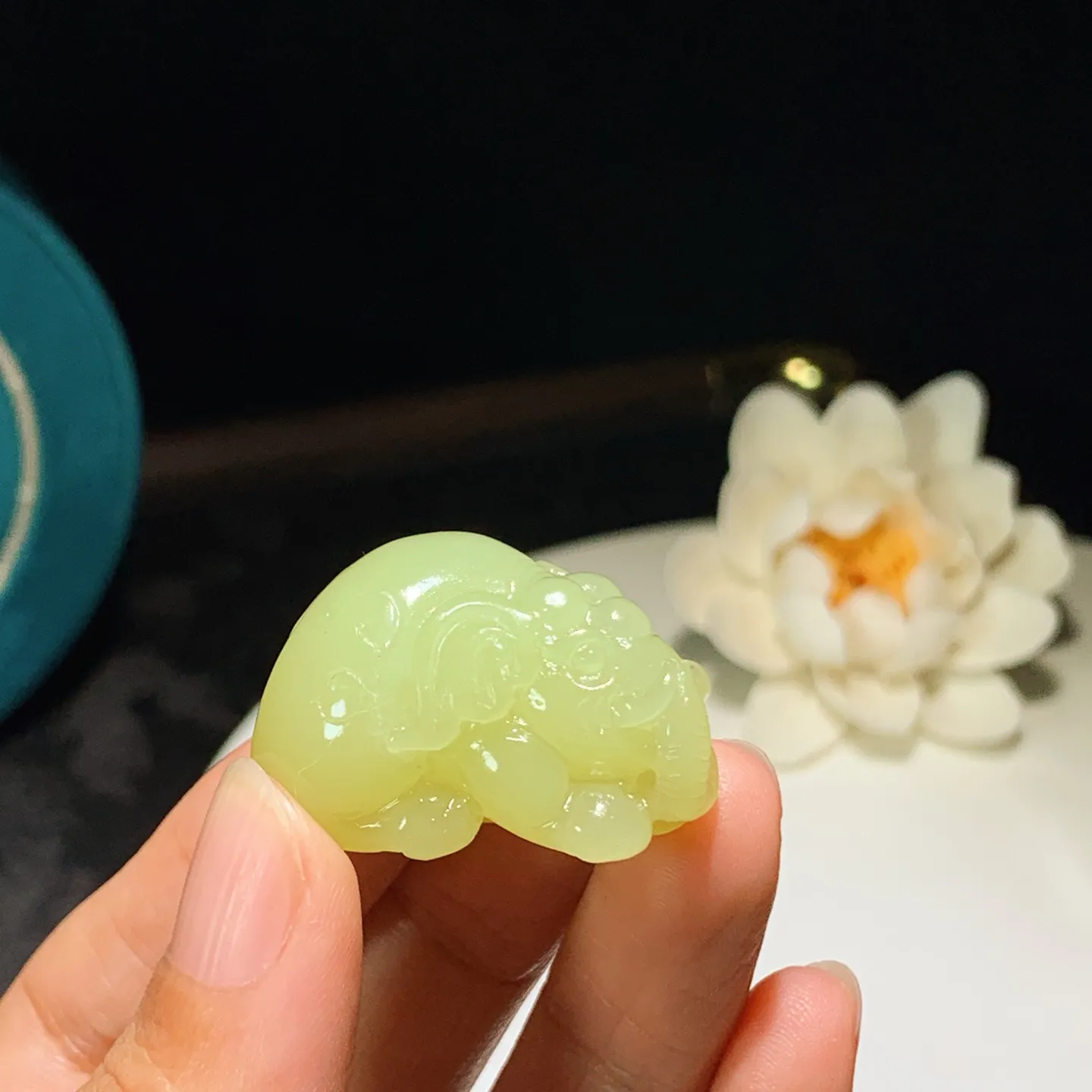 新疆若羌黄口料吉祥如意大象挂件。尺寸32/20/21重21克 无裂无杂 玉质细腻油润 底色纯净 脂粉