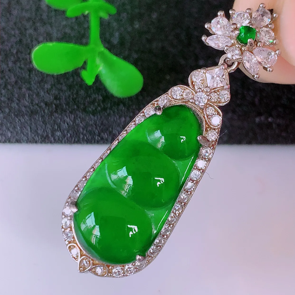 冰透满绿翡翠925银镶嵌四季豆吊坠，自然光实拍，翠色灵动，颜色漂亮，种老水足，品相佳，佩戴佳品！#97.28整体36*12*7.5裸石19.5*9.5