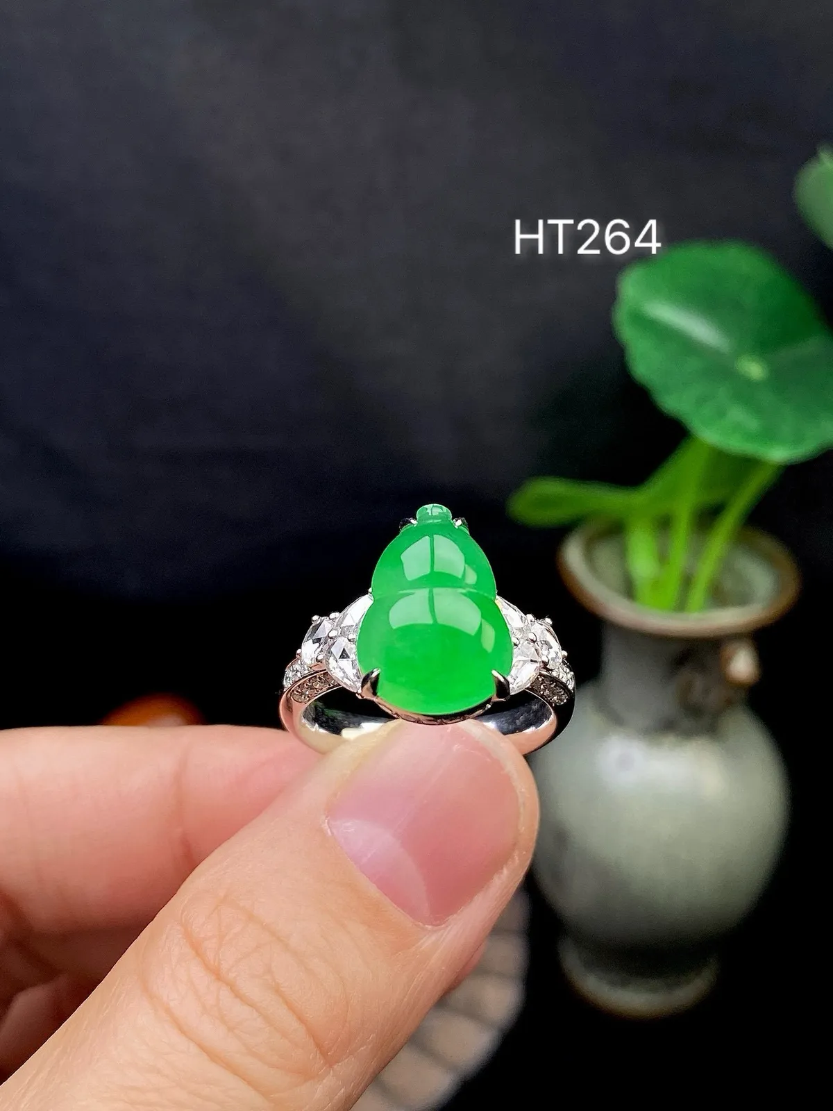 【冰种满绿葫芦戒指】质地细腻，冰润起光，胶感强烈，冰感明显，18K金钻精美镶嵌，裸石尺寸13.3*9