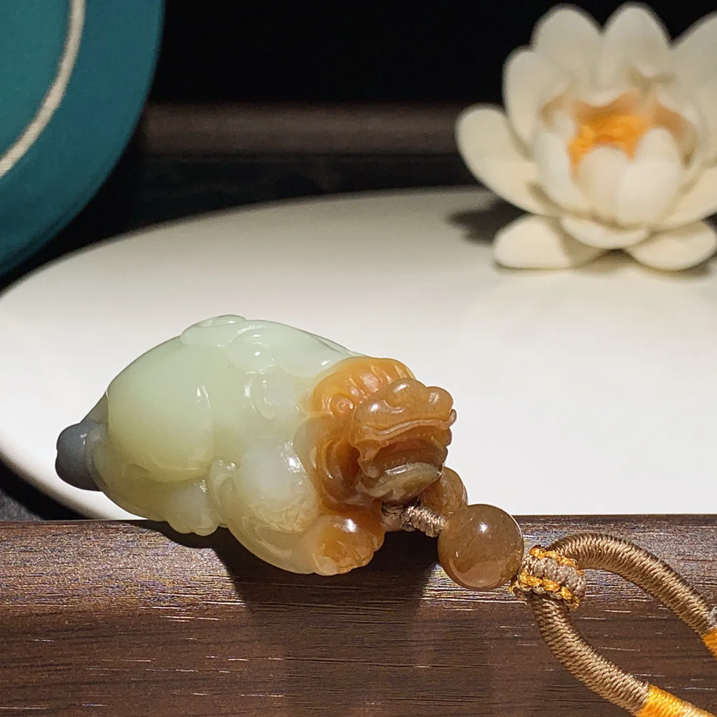 新疆和田玉且末糖招财进宝貔貅挂件。尺寸47/24/19重34克，玉质细腻油润 底色纯净 脂粉好，品质