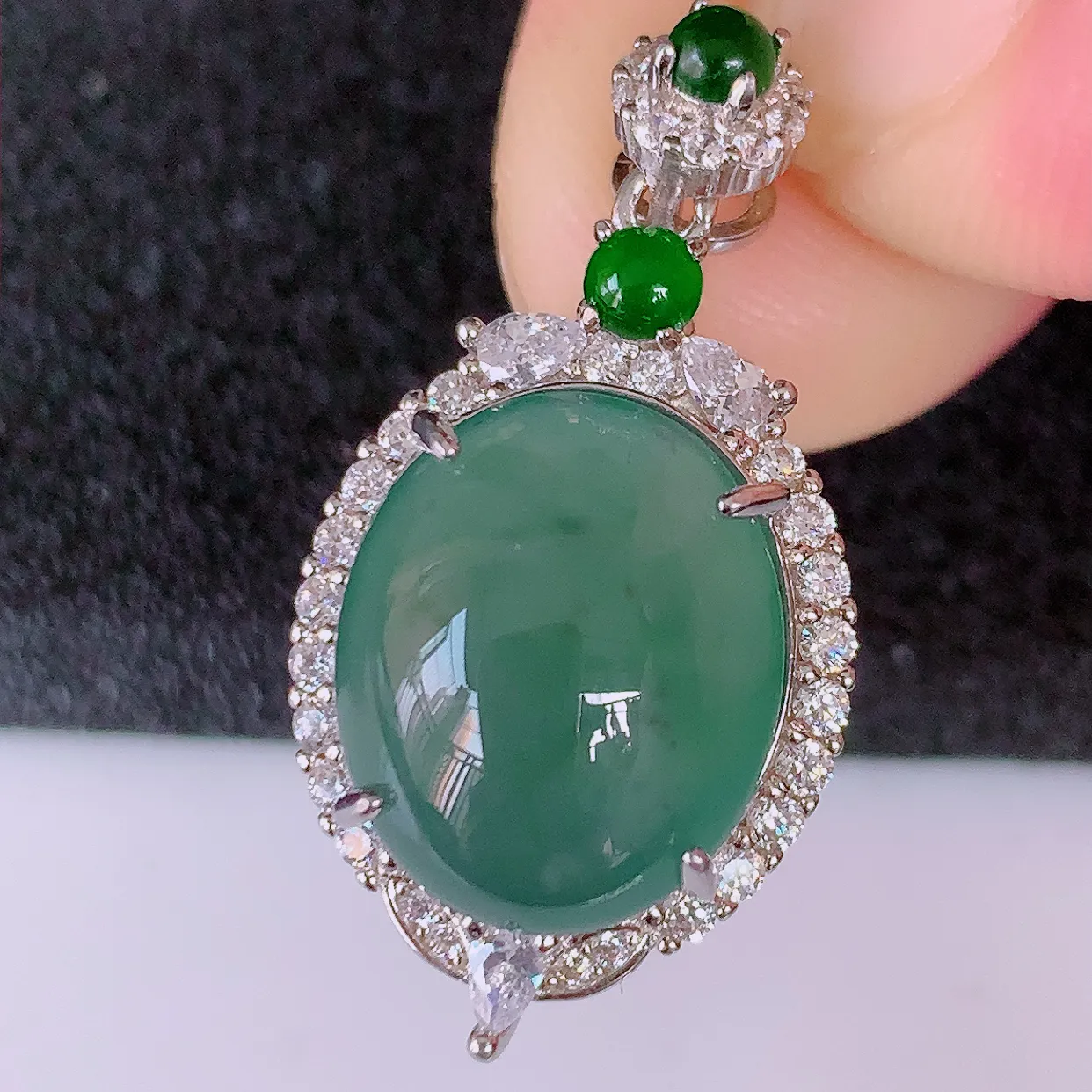 冰透满绿翡翠925银镶嵌吊坠，自然光实拍，翠色灵动，颜色漂亮，种老水足，品相佳，佩戴佳品！#97.28整体28*15*9裸石13.8*11.8