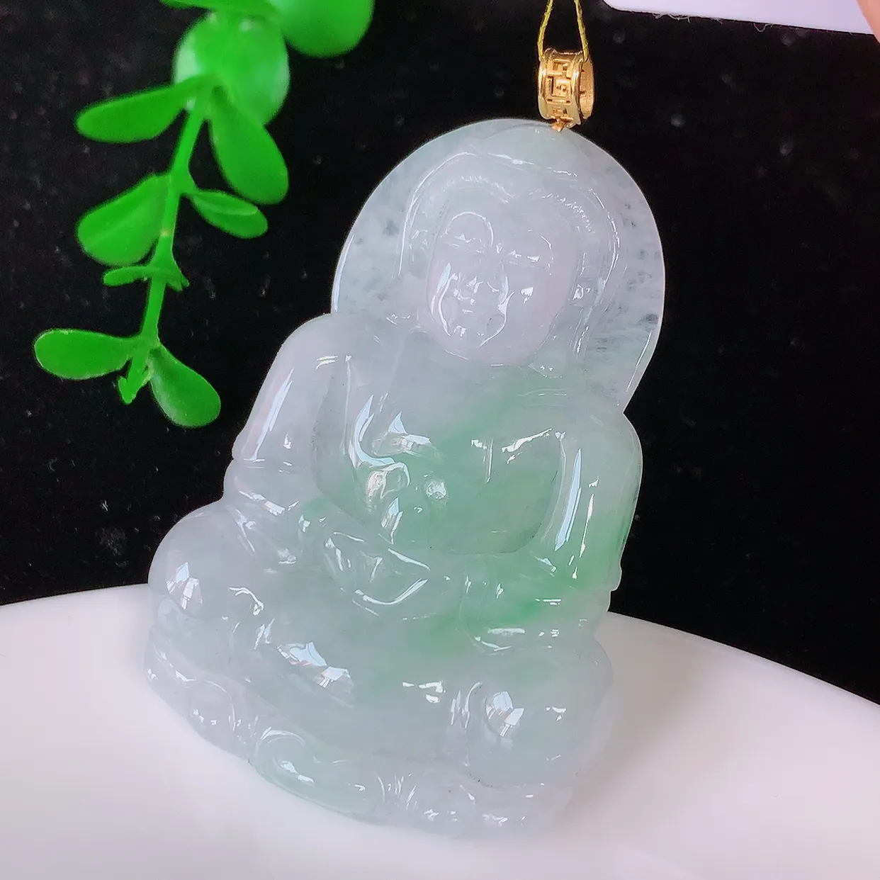 18K金镶嵌冰飘绿翡翠观音吊坠，赐福翡翠观音，观音面相端庄，品相佳，佩戴气质！#35.28整体57裸石51*35.5*6.5