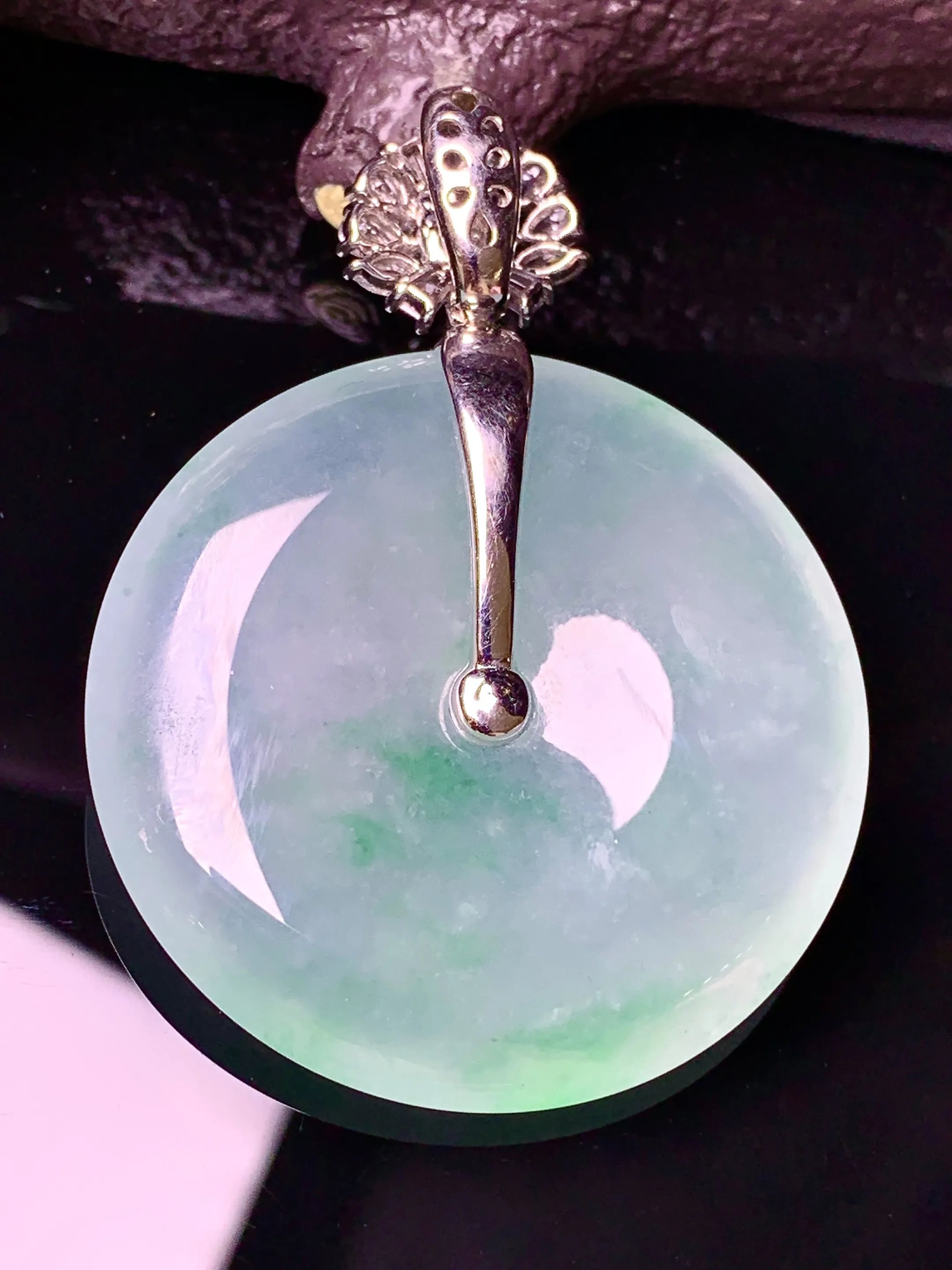 18k金钻镶嵌冰种飘绿平安扣吊坠 玉质细腻 色泽清新艳丽 整体尺寸51.6*37.5*6.8