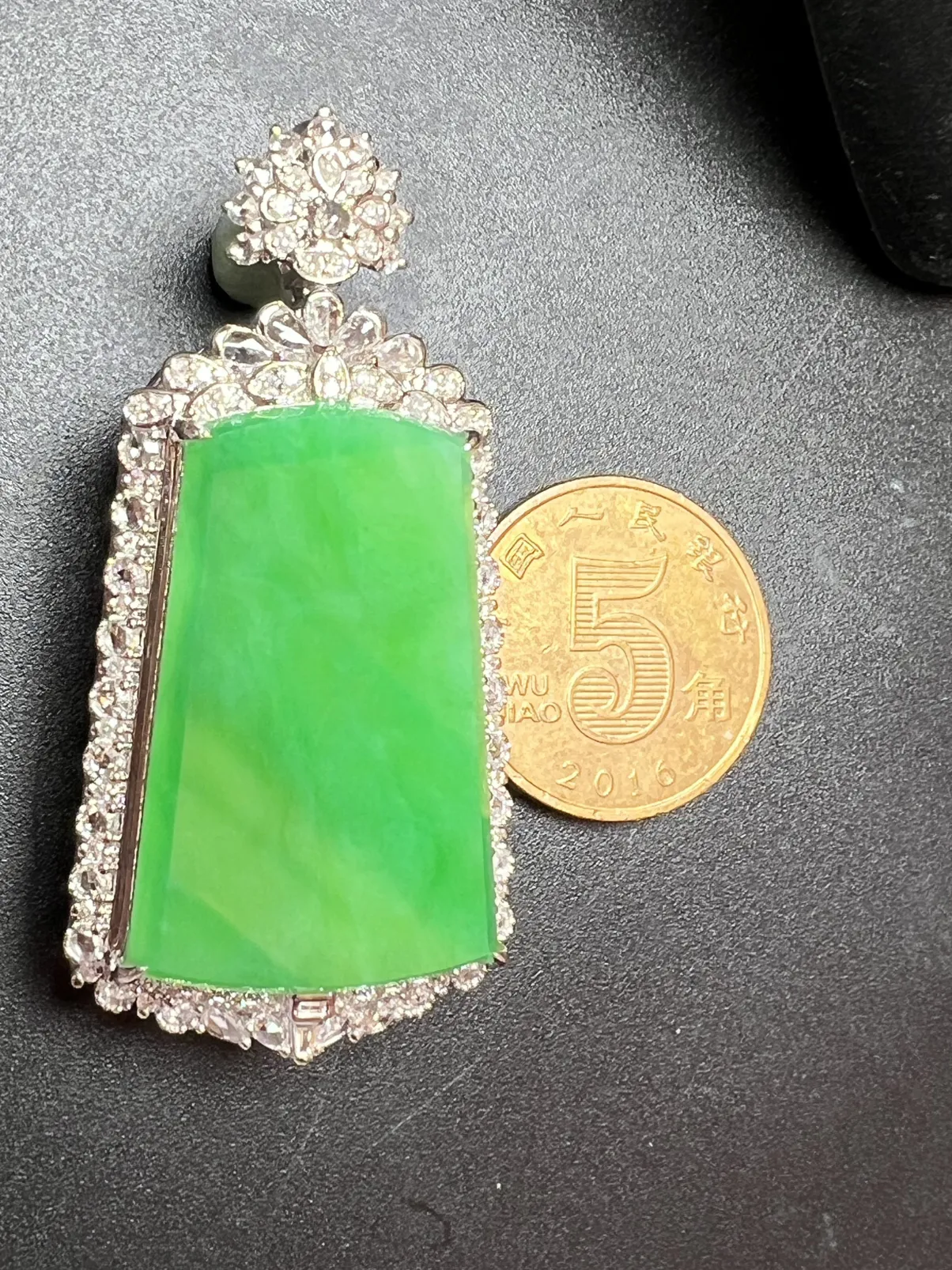 满绿无事牌整体尺寸48.9*24.3*12.1 裸石尺寸29.5*19.3*2.2