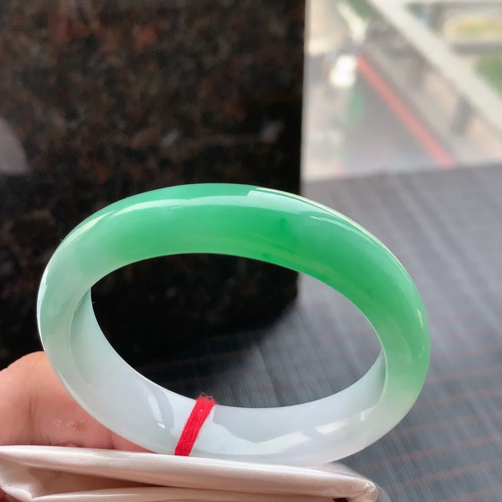 贵妃一大节阳绿 无瑕 尺寸:53.3/47.8/13/7.8 色阳