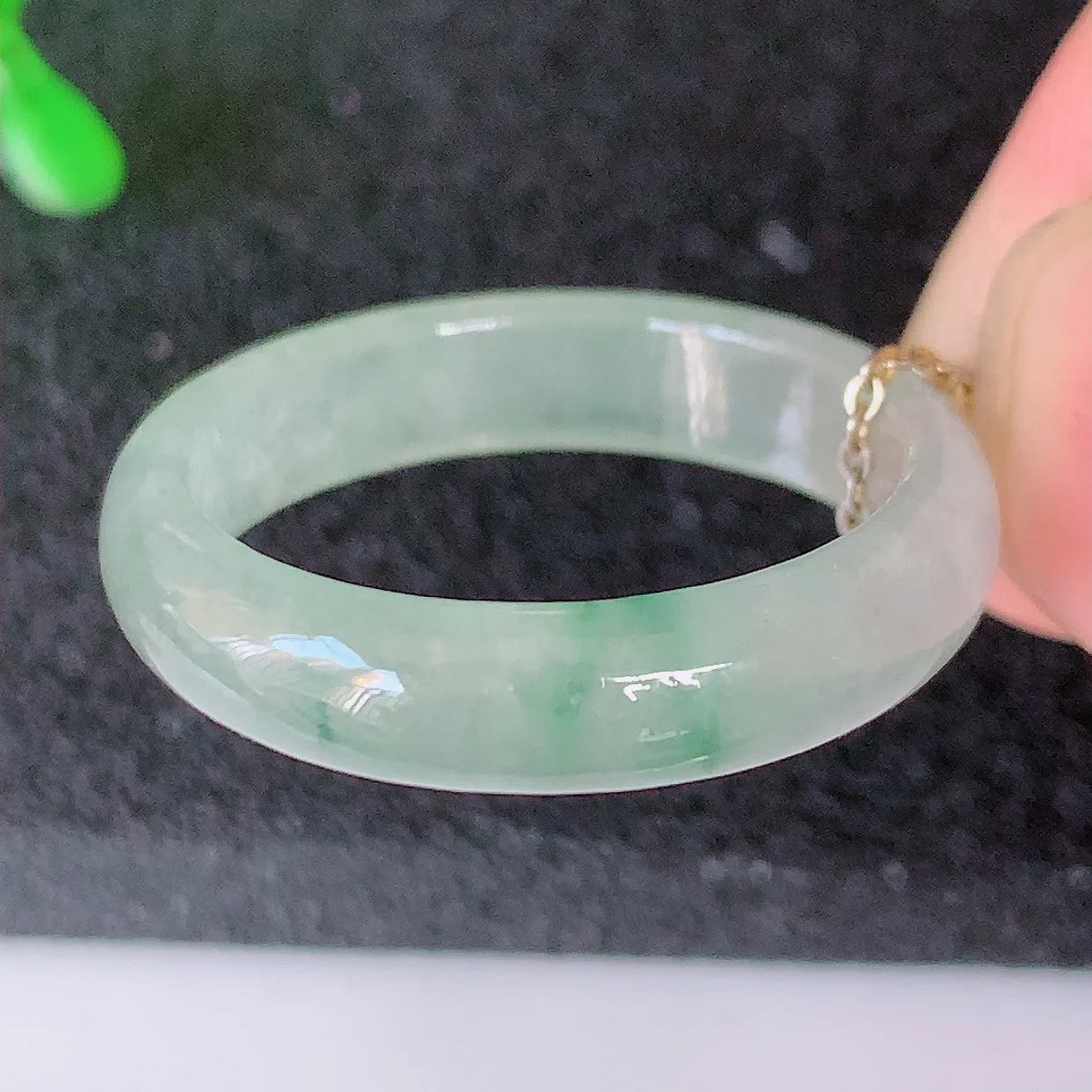 自然光实拍，20.6mm内径冰种飘花翡翠指环，玉戒指，玉质莹润，好精美好冰润的指环，24圈口，上手纤巧！#39.28尺寸20.6-5-3