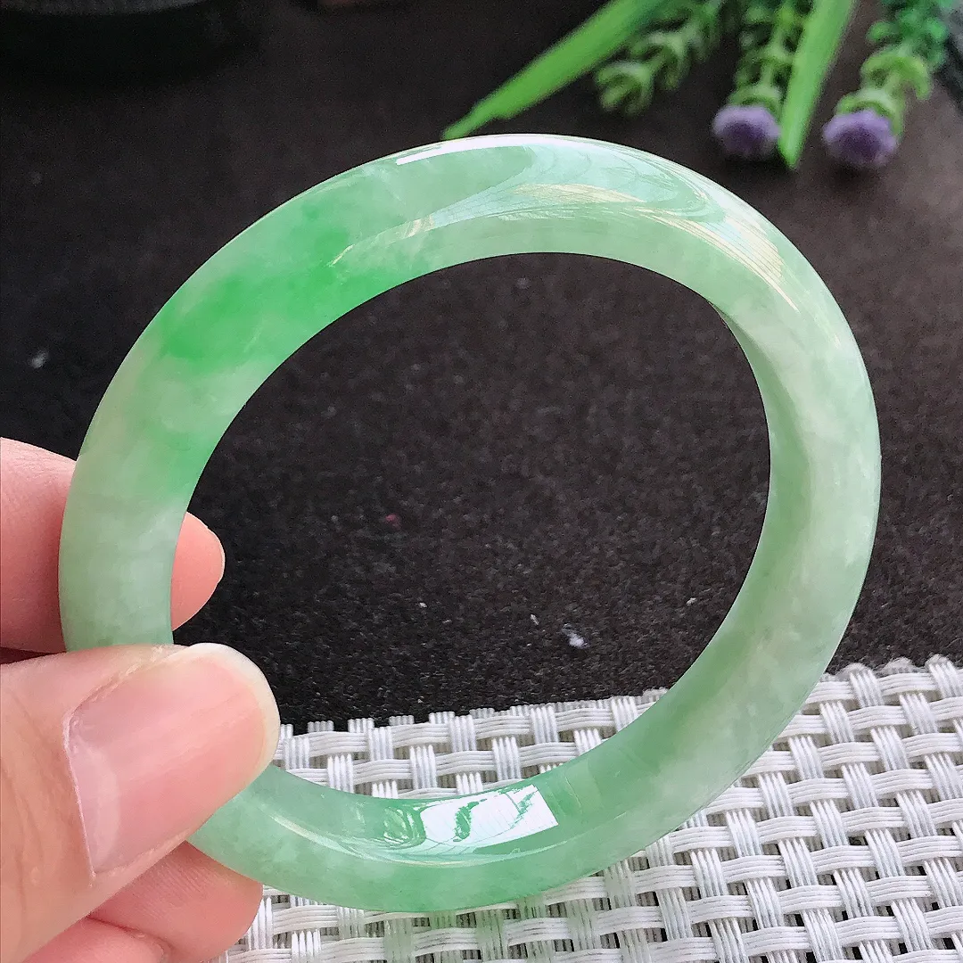 实拍A货翡翠54.8/10.3/8.3老坑精美满绿飘阳绿手镯宽边玉镯手环