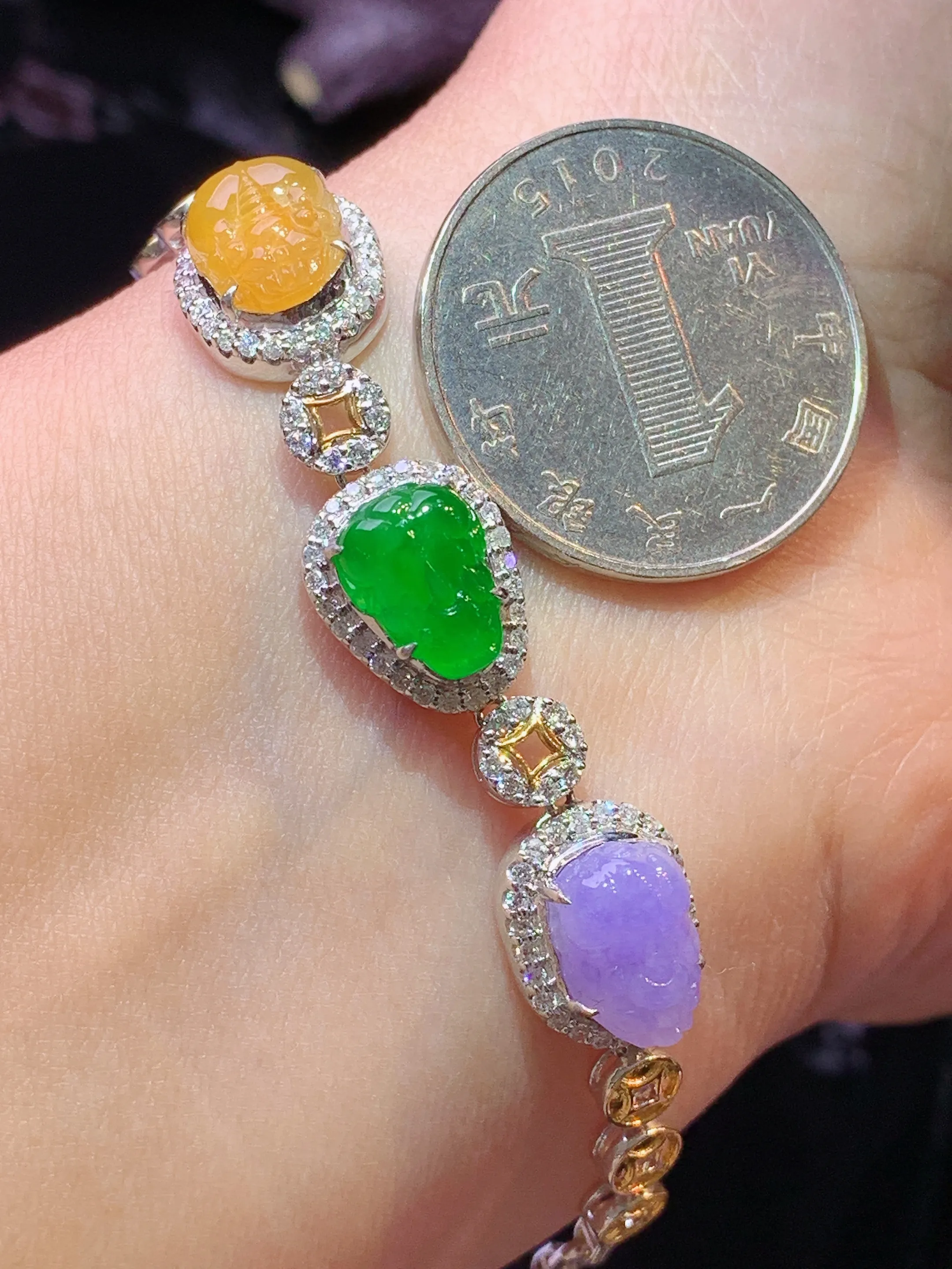 18k金钻镶嵌三彩貔貅手链 玉质细腻 色泽清新艳丽 整体尺寸50.8*10.3*7.2