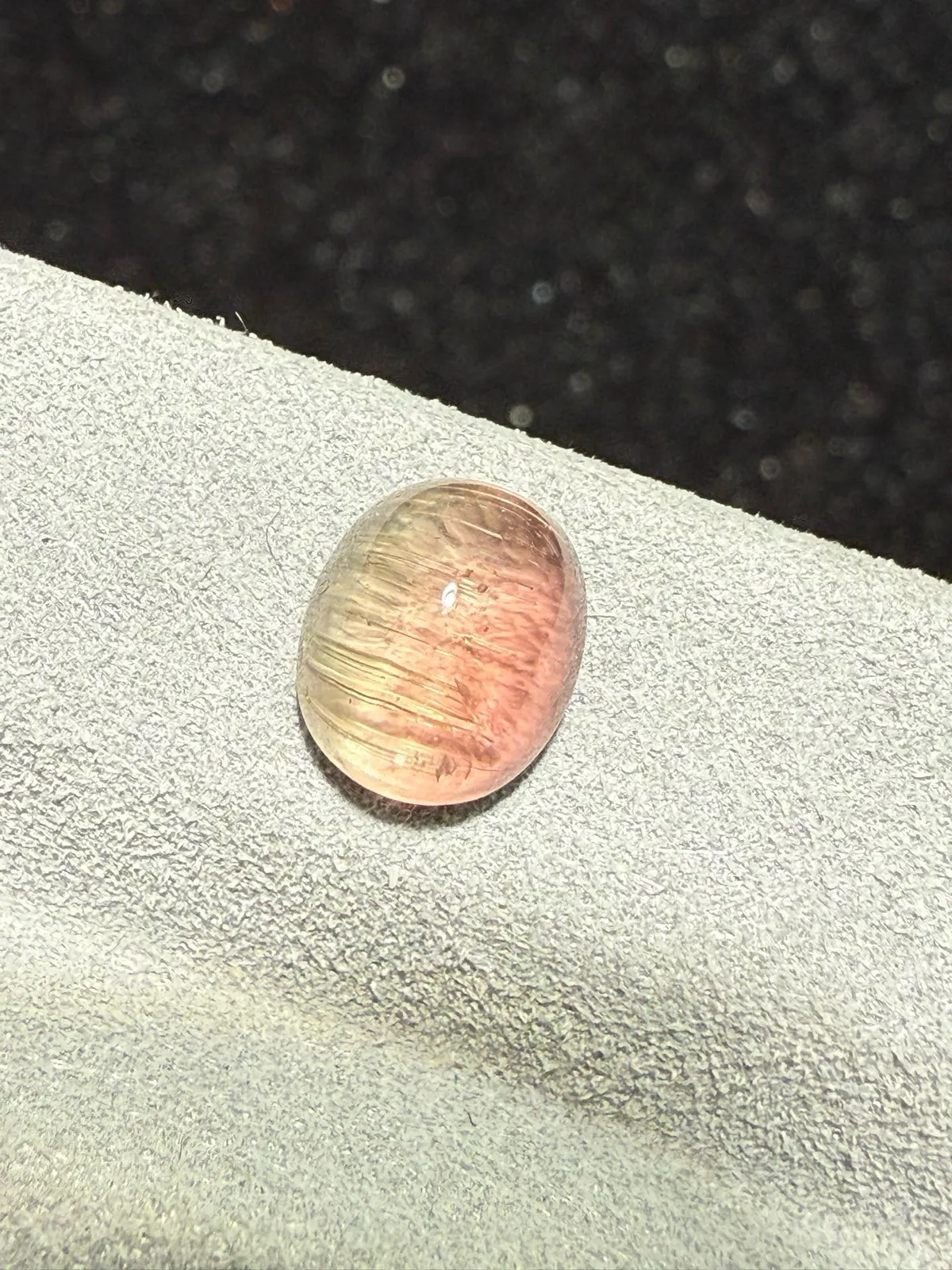 2.06克拉西瓜碧玺蛋面裸石 晶体好[强][强] 水头十足 俏色系列可遇不可求 大约规格：7.9*6.8*4.6mm