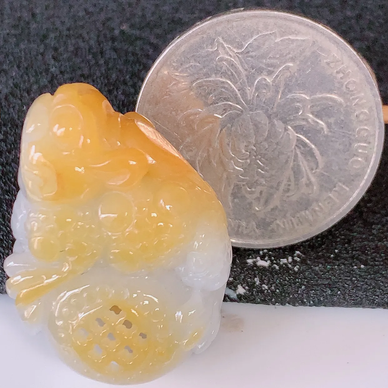 自然光实拍，特色镂空雕黄翡双彩翡翠招财金蟾吊坠，种老水足，雕工精湛 ，寓意美好，佩戴时尚出众！#60.28