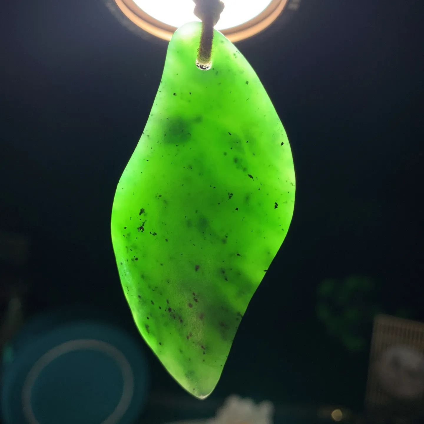 和田玉阳绿绿红皮料俄罗斯碧玉平安无事随型挂件。尺寸66/31/13重40克，玉质细腻油润 底色纯净 脂粉好，品质好！lt251227