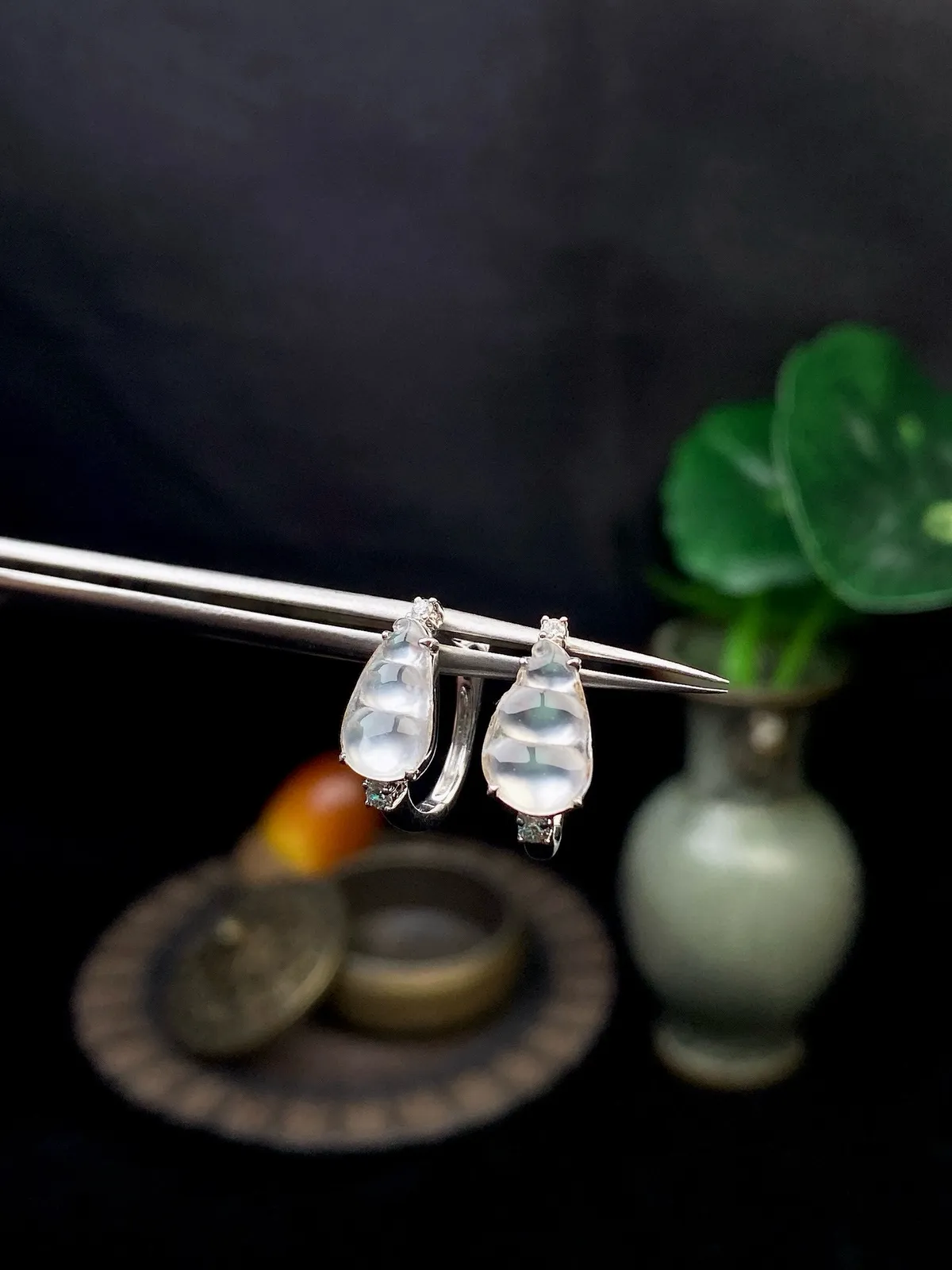 【冰种福豆耳钉】质地上乘，冰润通透，种老起光，胶感明显。上身效果很不错，18K金钻精美镶嵌，裸石尺寸