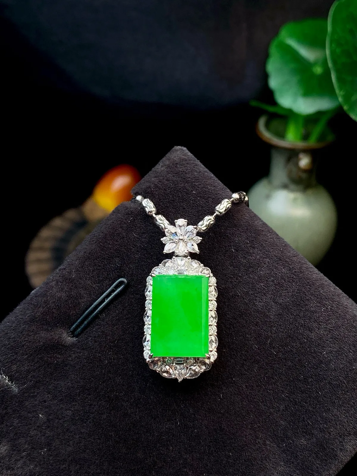 【冰种满绿无事牌】种水上乘，通透闪亮，晶莹剔透。18K金钻镶嵌，裸石尺寸13.8*9.8*2.6毫米。