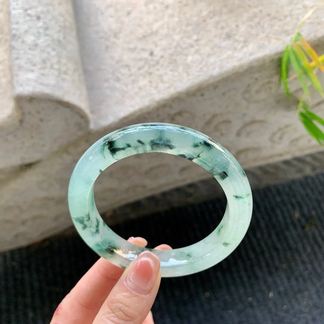 正圈56 57
【圈口】57.5/11.5/9.7
【描述】冰飘花，清透，水润，种老，细腻，打灯有絮线！