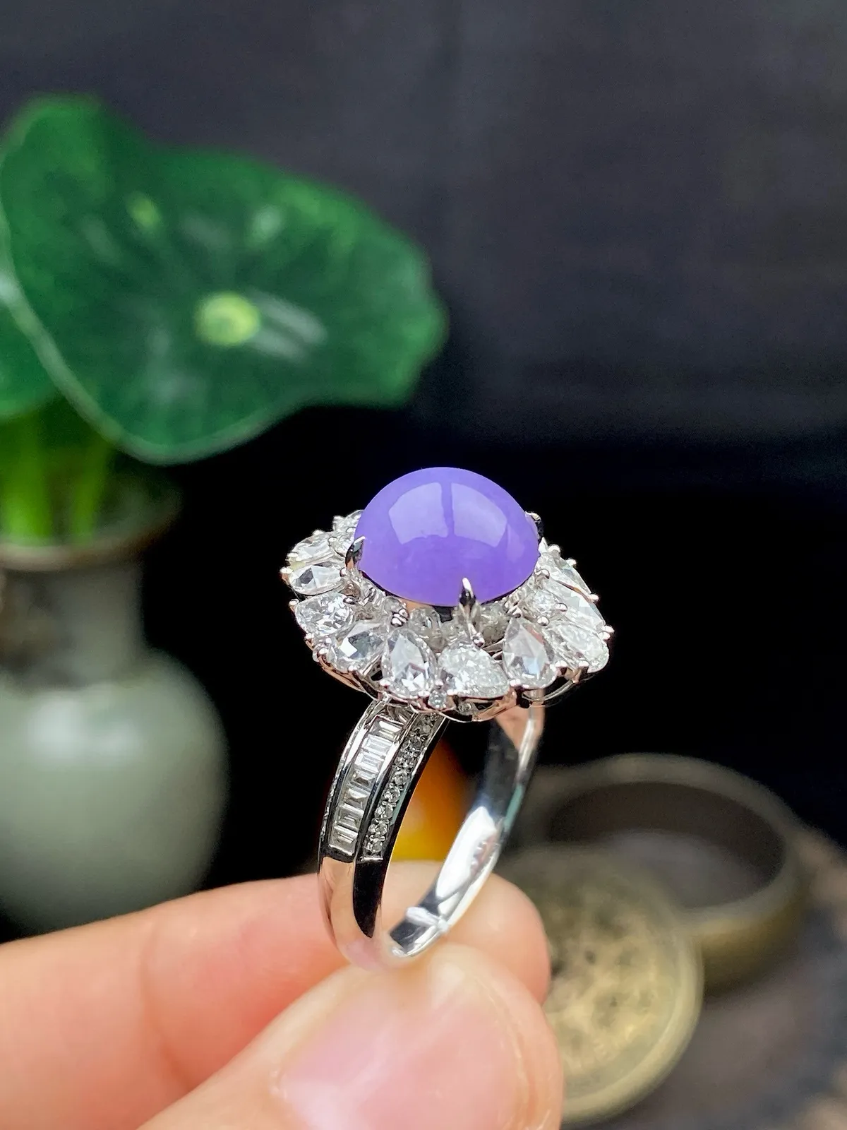 【冰种紫蛋面戒指】质地细腻，饱满度很好，晶莹剔透，18k金钻镶嵌，裸石尺寸9*8.3*4.4毫米