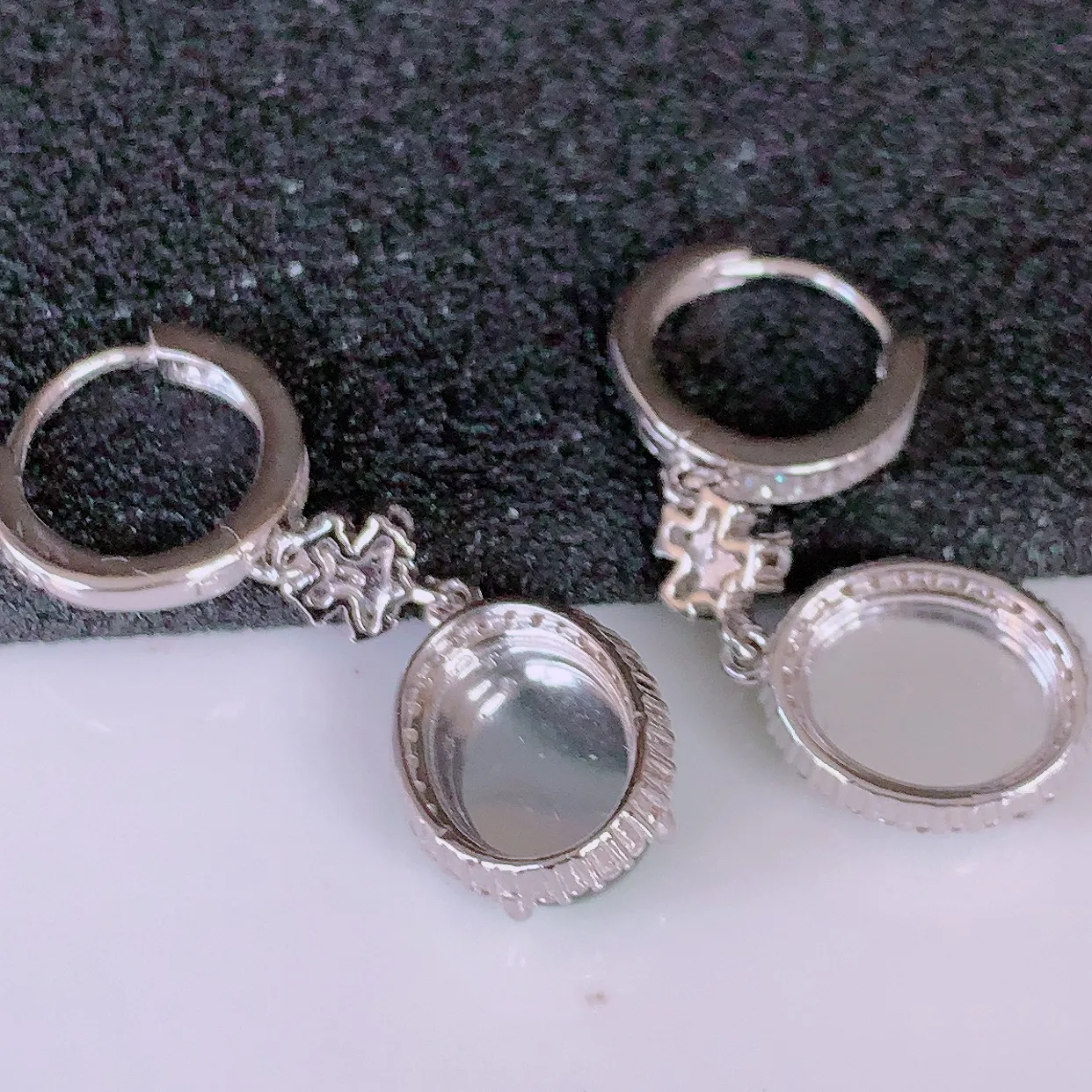 冰透满绿翡翠925银镶嵌耳坠，自然光实拍，翠色灵动，颜色漂亮，种老水足，品相佳，佩戴佳品！#97.28整体31*10*5.8裸石10*7.5