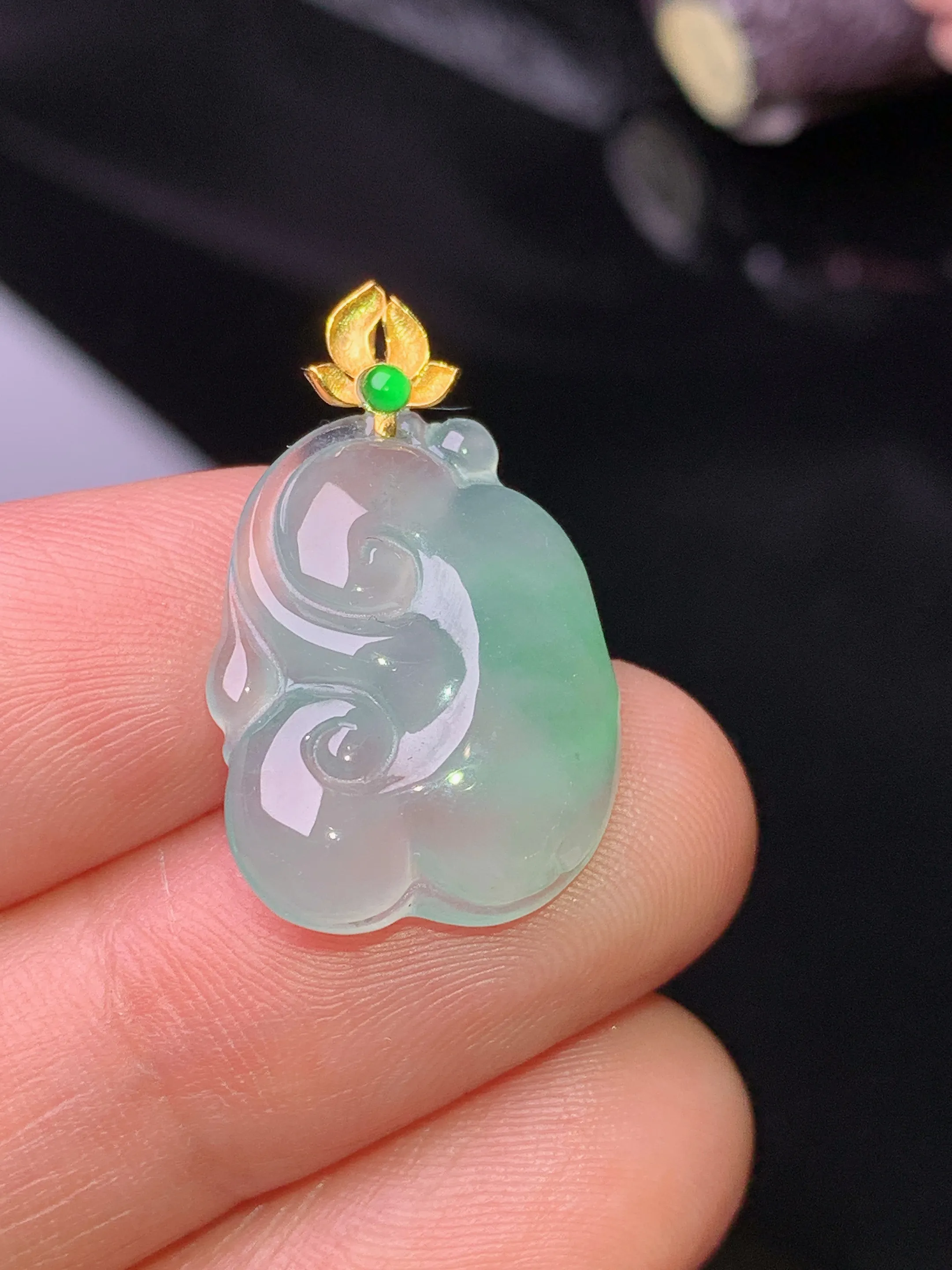 18k金镶嵌飘绿如意吊坠 玉质细腻 色泽清新艳丽 整体尺寸24.6*15*4.5