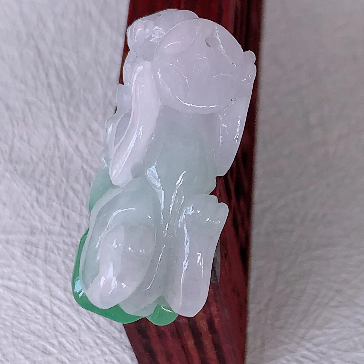 自然光实拍，冰润飘绿招财貔貅翡翠吊坠，民间有“一摸貔貅运程旺盛，再摸貔貅财运滚滚，三摸貔貅平步青云 ”的美好祝愿。#81.28